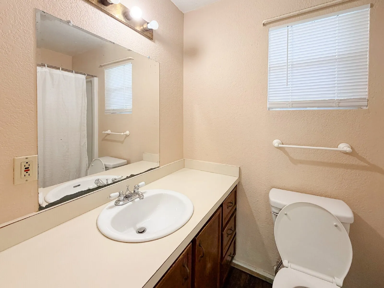 Single Family Residence For Rent in Johnson County , 1705 N Robinson Street, Cleburne, Texas 76031, 3 Bedroom, 2 Bathroom, Garage spaces, 1,076 Sqft, built in 1946, Price $1,450, mls#21356536, Real Estate Agent in Cleburne, Homes For Rent in Johnson county, Homes For Rent in Cleburne, Realtor in Cleburne Texas, Real Estate Brokerage Independent Realty Texas, Luminita Cordes Realtor