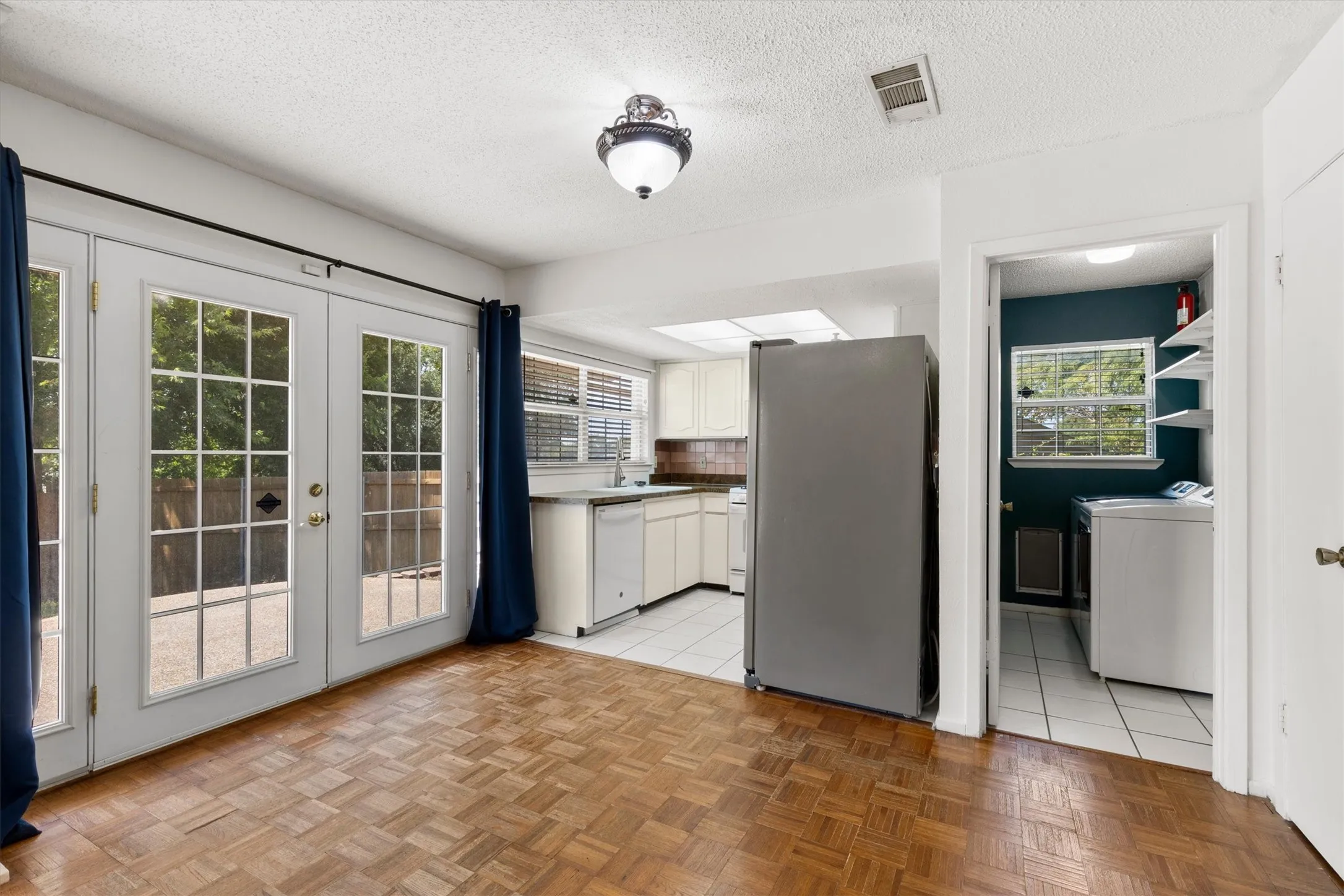 Single Family Residence For Sale in Dallas County , 1804 Westwood Circle, Carrollton, Texas 75006, 3 Bedroom, 2 Bathroom, 2 Garage spaces, 1,363 Sqft, built in 1969, mls#21356481, Real Estate Agent in Carrollton, Homes For Sale in Dallas county, Homes For Sale in Carrollton, Realtor in Carrollton Texas, Real Estate Brokerage Independent Realty Texas, Luminita Cordes Realtor