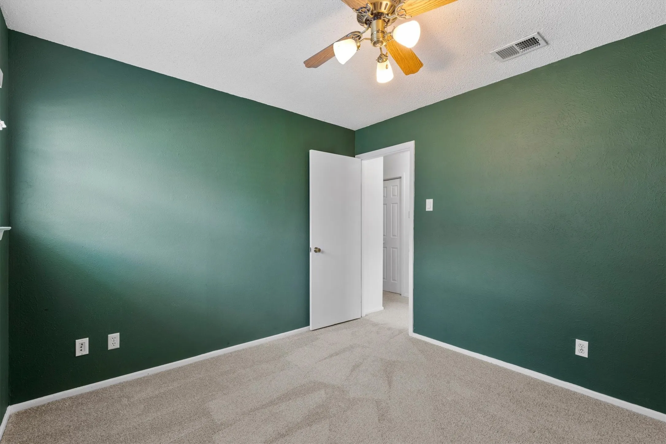 Single Family Residence For Sale in Dallas County , 1804 Westwood Circle, Carrollton, Texas 75006, 3 Bedroom, 2 Bathroom, 2 Garage spaces, 1,363 Sqft, built in 1969, mls#21356481, Real Estate Agent in Carrollton, Homes For Sale in Dallas county, Homes For Sale in Carrollton, Realtor in Carrollton Texas, Real Estate Brokerage Independent Realty Texas, Luminita Cordes Realtor