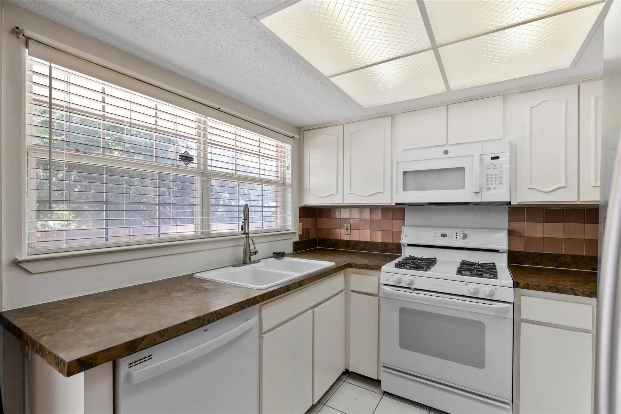 Single Family Residence For Sale in Dallas County , 1804 Westwood Circle, Carrollton, Texas 75006, 3 Bedroom, 2 Bathroom, 2 Garage spaces, 1,363 Sqft, built in 1969, mls#21356481, Real Estate Agent in Carrollton, Homes For Sale in Dallas county, Homes For Sale in Carrollton, Realtor in Carrollton Texas, Real Estate Brokerage Independent Realty Texas, Luminita Cordes Realtor
