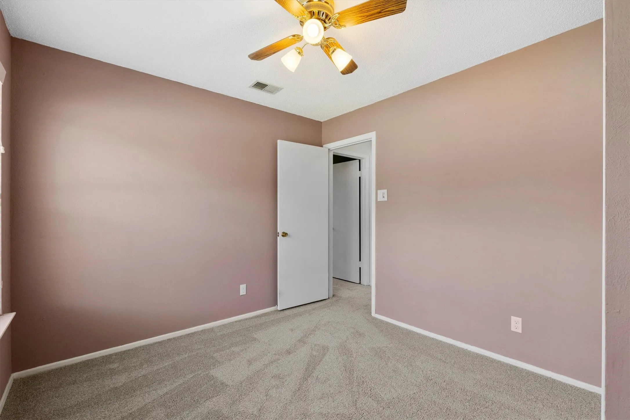 Single Family Residence For Sale in Dallas County , 1804 Westwood Circle, Carrollton, Texas 75006, 3 Bedroom, 2 Bathroom, 2 Garage spaces, 1,363 Sqft, built in 1969, mls#21356481, Real Estate Agent in Carrollton, Homes For Sale in Dallas county, Homes For Sale in Carrollton, Realtor in Carrollton Texas, Real Estate Brokerage Independent Realty Texas, Luminita Cordes Realtor