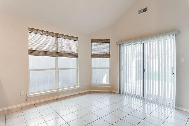 Single Family Residence For Rent in Tarrant County , 2612 Evening Shade Drive, Fort Worth, Texas 76131, 3 Bedroom, 2 Bathroom, 2 Garage spaces, 1,618 Sqft, built in 2004, mls#21356543, Real Estate Agent in Fort Worth, Homes For Rent in Tarrant county, Homes For Rent in Fort Worth, Realtor in Fort Worth Texas, Real Estate Brokerage Independent Realty Texas, Luminita Cordes Realtor