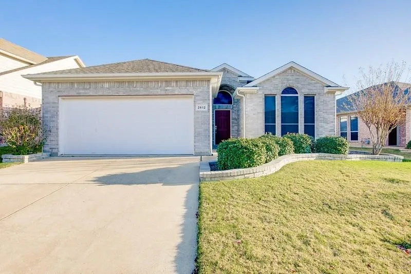 Single Family Residence For Rent in Tarrant County , 2612 Evening Shade Drive, Fort Worth, Texas 76131, 3 Bedroom, 2 Bathroom, 2 Garage spaces, 1,618 Sqft, built in 2004, mls#21356543, Real Estate Agent in Fort Worth, Homes For Rent in Tarrant county, Homes For Rent in Fort Worth, Realtor in Fort Worth Texas, Real Estate Brokerage Independent Realty Texas, Luminita Cordes Realtor