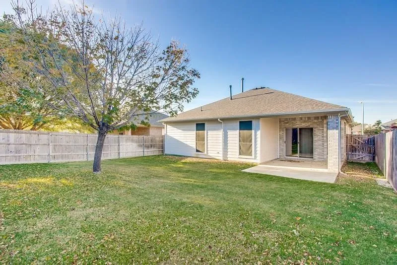 Single Family Residence For Rent in Tarrant County , 2612 Evening Shade Drive, Fort Worth, Texas 76131, 3 Bedroom, 2 Bathroom, 2 Garage spaces, 1,618 Sqft, built in 2004, mls#21356543, Real Estate Agent in Fort Worth, Homes For Rent in Tarrant county, Homes For Rent in Fort Worth, Realtor in Fort Worth Texas, Real Estate Brokerage Independent Realty Texas, Luminita Cordes Realtor