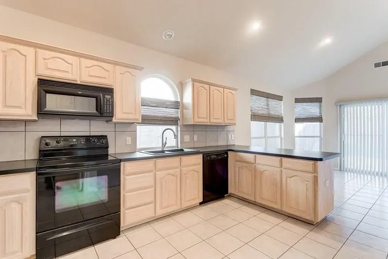 Single Family Residence For Rent in Tarrant County , 2612 Evening Shade Drive, Fort Worth, Texas 76131, 3 Bedroom, 2 Bathroom, 2 Garage spaces, 1,618 Sqft, built in 2004, mls#21356543, Real Estate Agent in Fort Worth, Homes For Rent in Tarrant county, Homes For Rent in Fort Worth, Realtor in Fort Worth Texas, Real Estate Brokerage Independent Realty Texas, Luminita Cordes Realtor