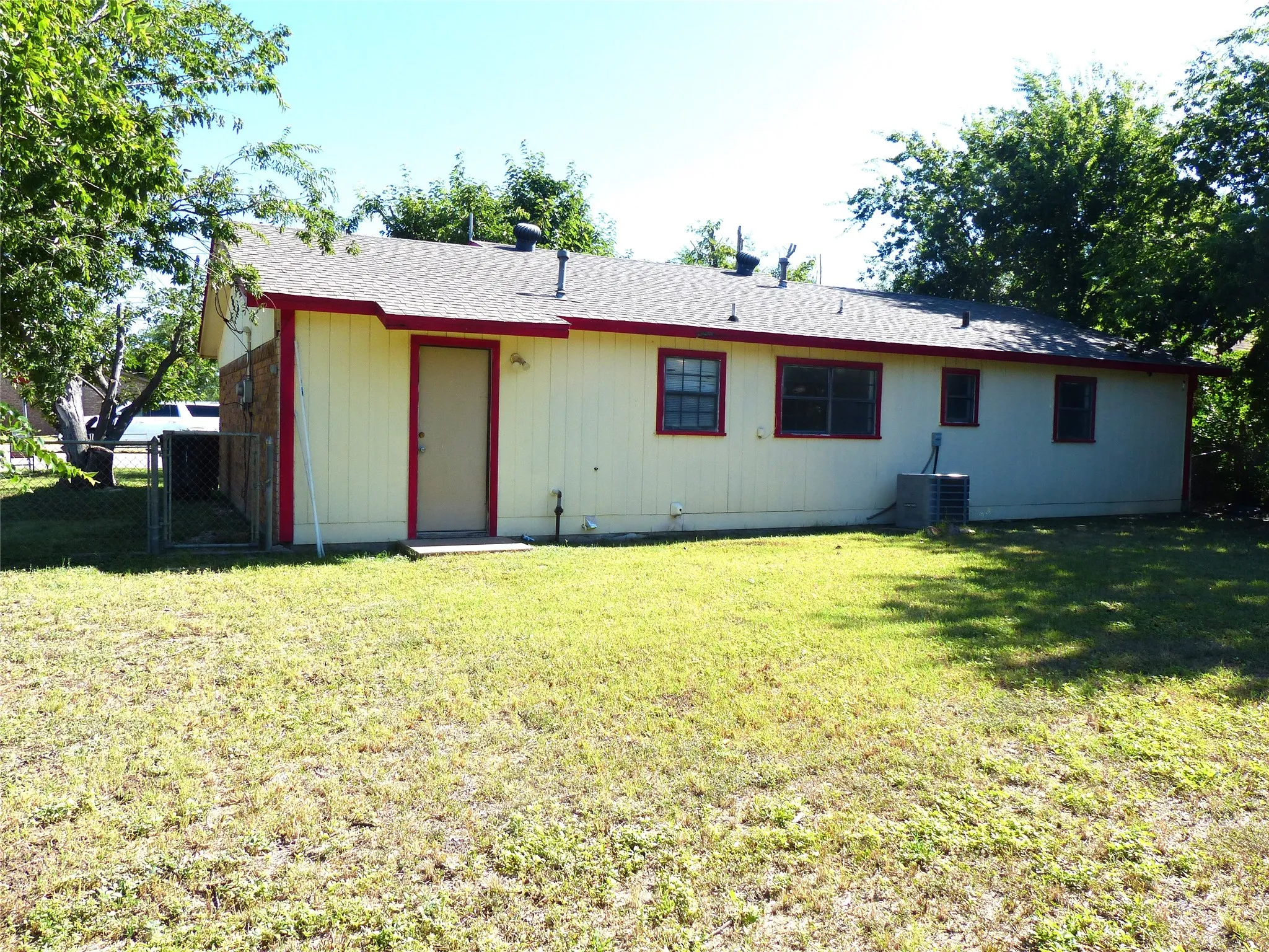 Single Family Residence For Sale in Mc Culloch County , 115 South Street, Brady, Texas 76825, 3 Bedroom, 1 Bathroom, Garage spaces, 1,242 Sqft, built in 1980, Price $147,000, mls#21356545, Real Estate Agent in Brady, Homes For Sale in Mc Culloch county, Homes For Sale in Brady, Realtor in Brady Texas, Real Estate Brokerage Independent Realty Texas, Luminita Cordes Realtor