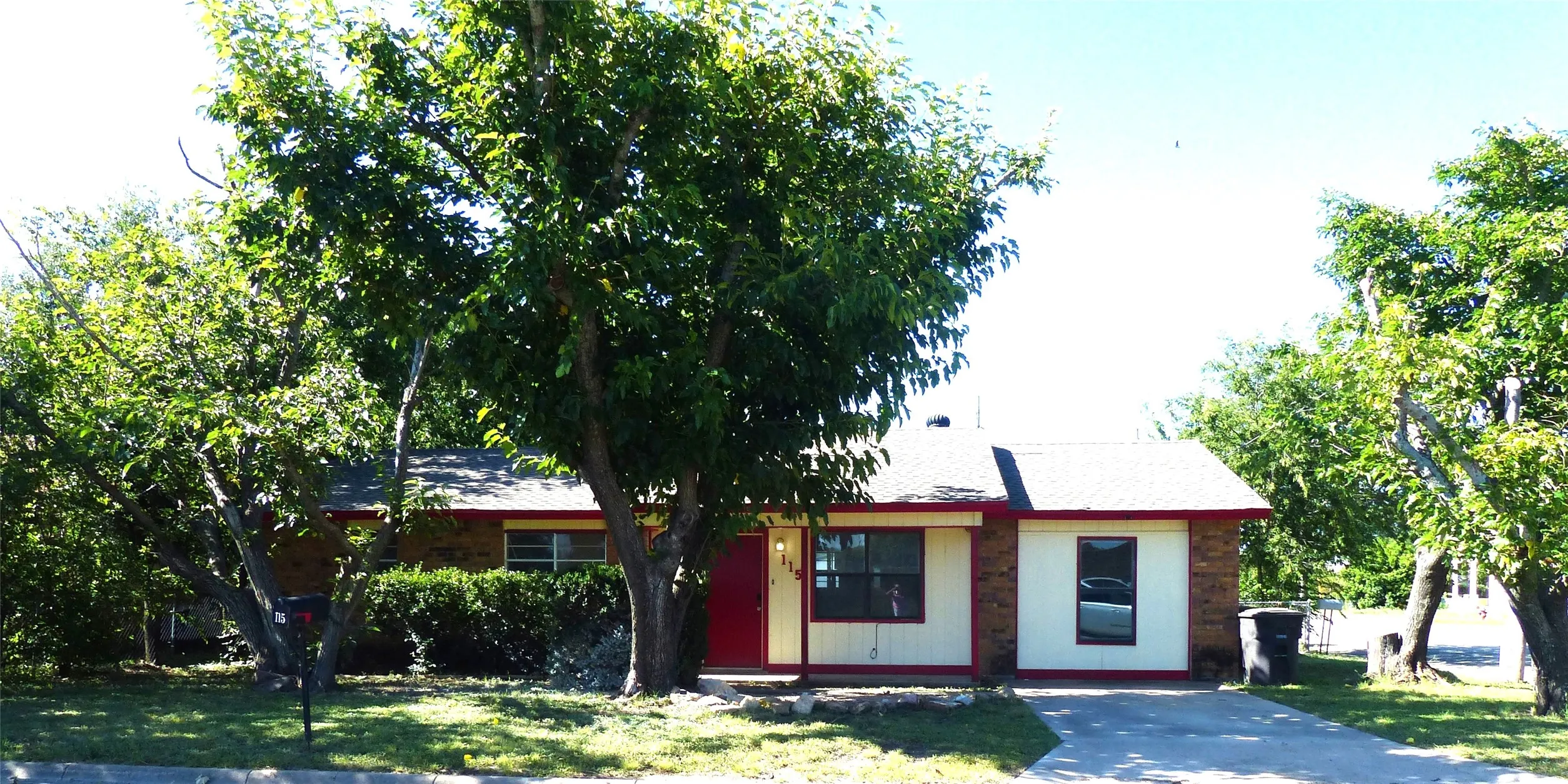 Single Family Residence For Sale in Mc Culloch County , 115 South Street, Brady, Texas 76825, 3 Bedroom, 1 Bathroom, Garage spaces, 1,242 Sqft, built in 1980, Price $147,000, mls#21356545, Real Estate Agent in Brady, Homes For Sale in Mc Culloch county, Homes For Sale in Brady, Realtor in Brady Texas, Real Estate Brokerage Independent Realty Texas, Luminita Cordes Realtor