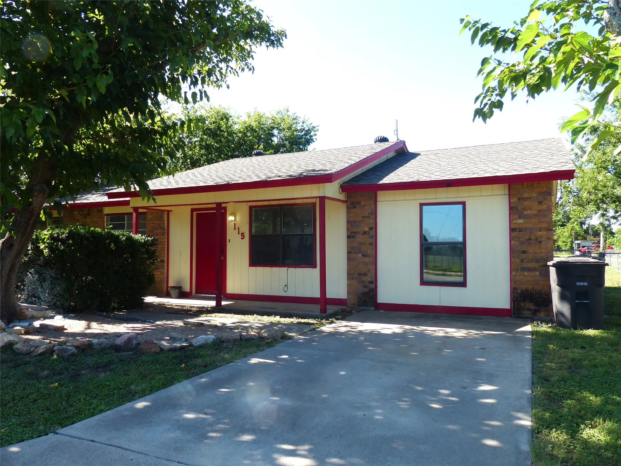 Single Family Residence For Sale in Mc Culloch County , 115 South Street, Brady, Texas 76825, 3 Bedroom, 1 Bathroom, Garage spaces, 1,242 Sqft, built in 1980, Price $147,000, mls#21356545, Real Estate Agent in Brady, Homes For Sale in Mc Culloch county, Homes For Sale in Brady, Realtor in Brady Texas, Real Estate Brokerage Independent Realty Texas, Luminita Cordes Realtor