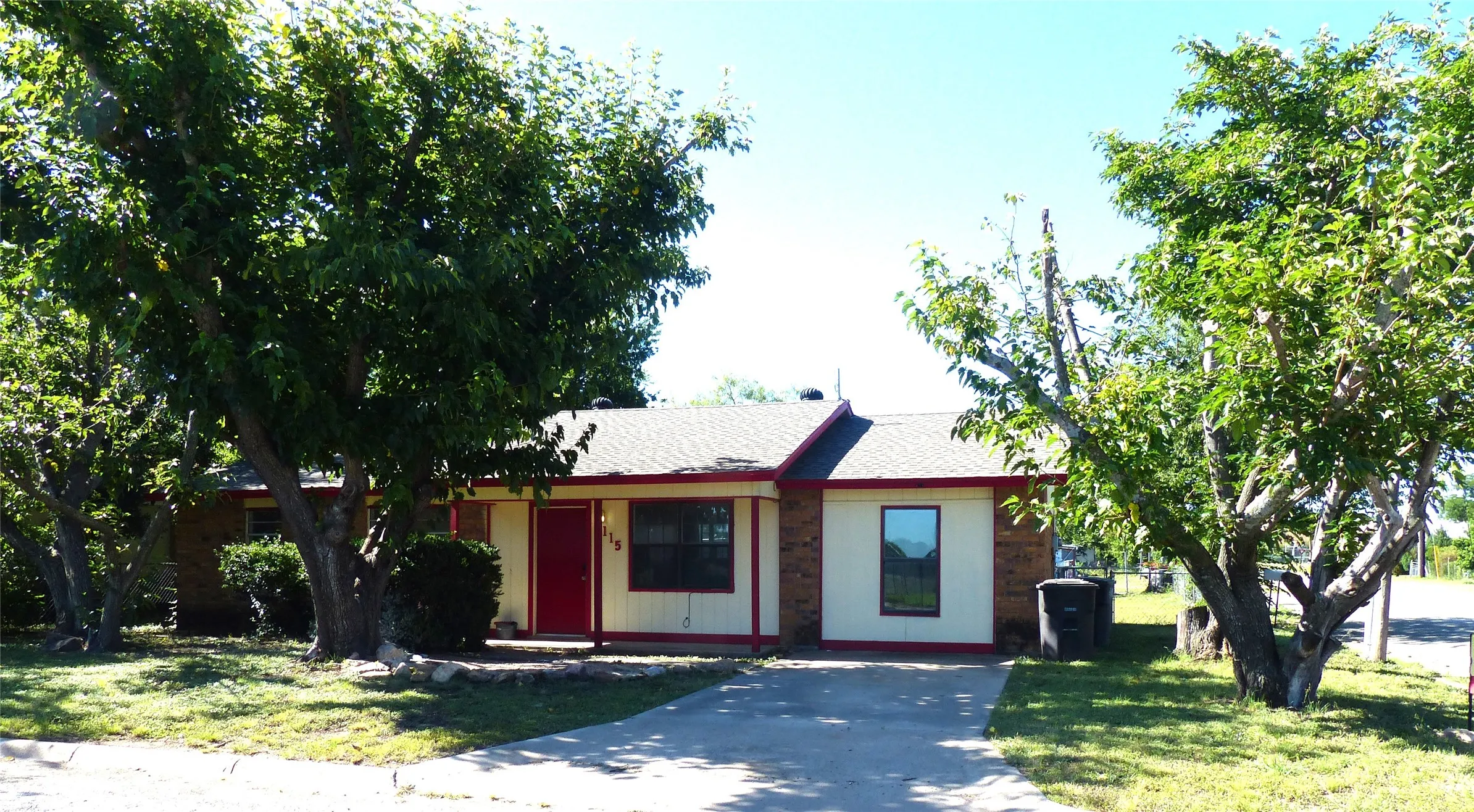 Single Family Residence For Sale in Mc Culloch County , 115 South Street, Brady, Texas 76825, 3 Bedroom, 1 Bathroom, Garage spaces, 1,242 Sqft, built in 1980, Price $147,000, mls#21356545, Real Estate Agent in Brady, Homes For Sale in Mc Culloch county, Homes For Sale in Brady, Realtor in Brady Texas, Real Estate Brokerage Independent Realty Texas, Luminita Cordes Realtor