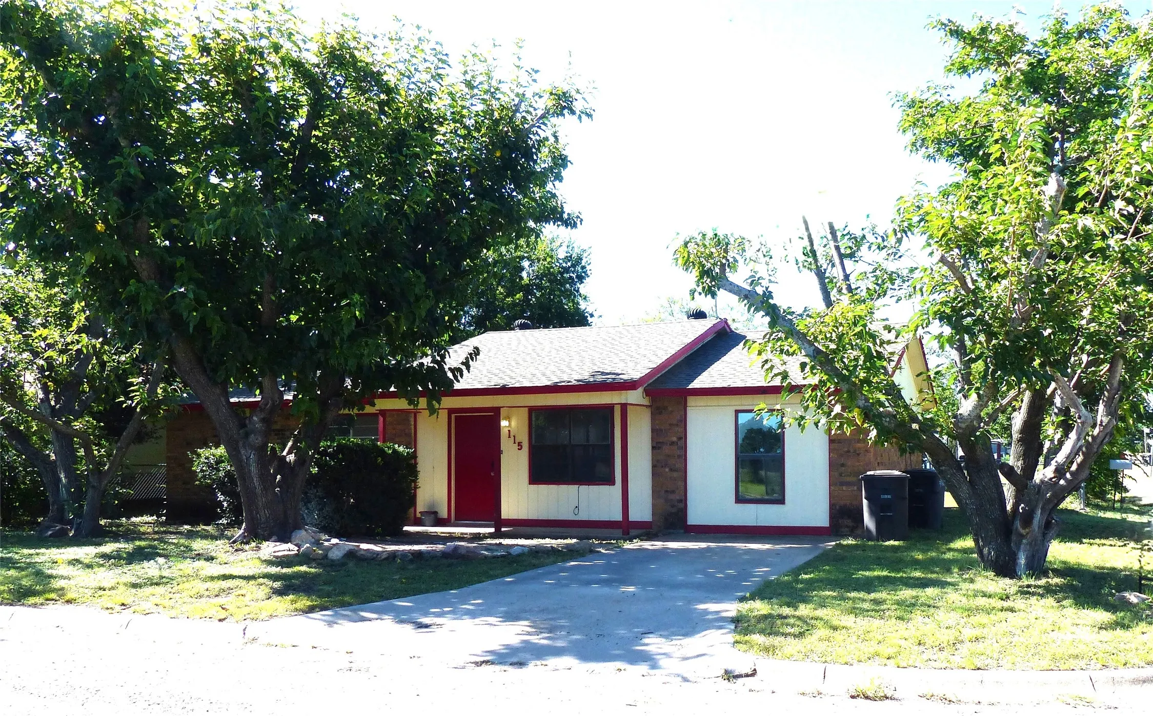 Single Family Residence For Sale in Mc Culloch County , 115 South Street, Brady, Texas 76825, 3 Bedroom, 1 Bathroom, Garage spaces, 1,242 Sqft, built in 1980, Price $147,000, mls#21356545, Real Estate Agent in Brady, Homes For Sale in Mc Culloch county, Homes For Sale in Brady, Realtor in Brady Texas, Real Estate Brokerage Independent Realty Texas, Luminita Cordes Realtor
