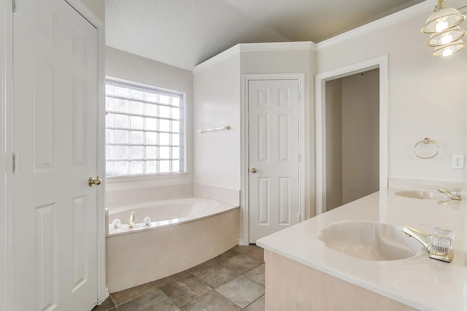 Corner soaking tub with glass block window
