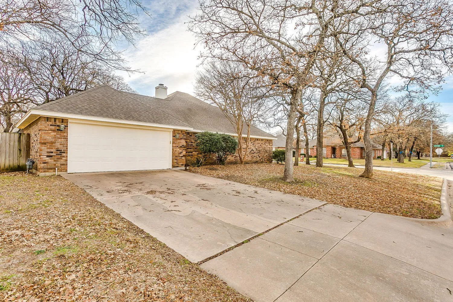 Single Family Residence For Sale in Johnson County , 901 Evandale Road, Burleson, Texas 76028, 3 Bedroom, 2 Bathroom, 2 Garage spaces, 1,976 Sqft, built in 1995, mls#21355376, Real Estate Agent in Burleson, Homes For Sale in Johnson county, Homes For Sale in Burleson, Realtor in Burleson Texas, Real Estate Brokerage Independent Realty Texas, Luminita Cordes Realtor