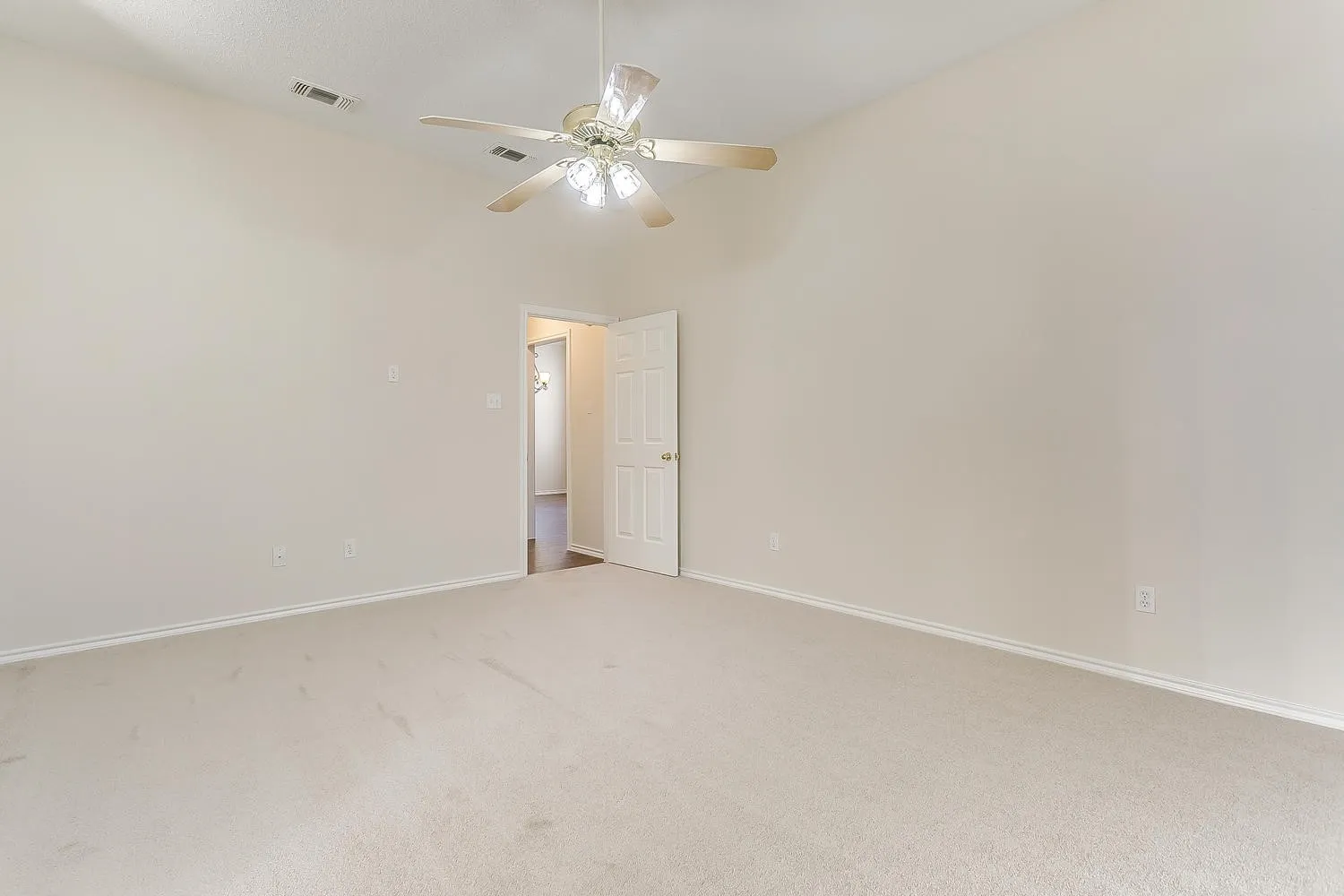Single Family Residence For Sale in Johnson County , 901 Evandale Road, Burleson, Texas 76028, 3 Bedroom, 2 Bathroom, 2 Garage spaces, 1,976 Sqft, built in 1995, mls#21355376, Real Estate Agent in Burleson, Homes For Sale in Johnson county, Homes For Sale in Burleson, Realtor in Burleson Texas, Real Estate Brokerage Independent Realty Texas, Luminita Cordes Realtor