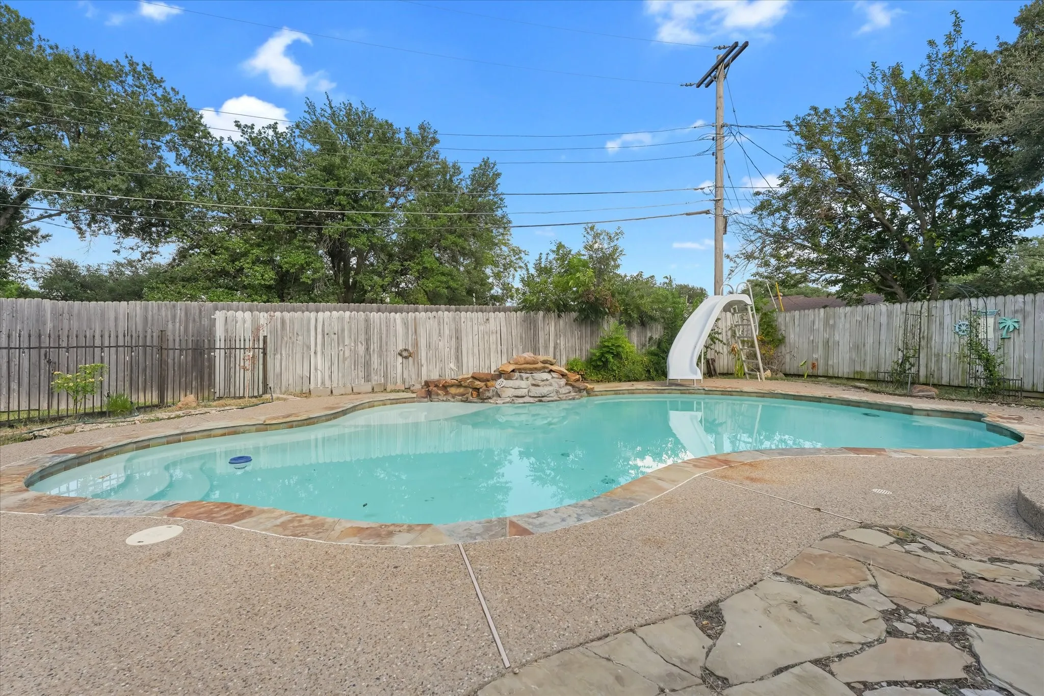 Single Family Residence For Sale in Hunt County , 5605 New Haven Street, Greenville, Texas 75402, 5 Bedroom, 3 Bathroom, Garage spaces, 2,574 Sqft, built in 1975, mls#21356552, Real Estate Agent in Greenville, Homes For Sale in Hunt county, Homes For Sale in Greenville, Realtor in Greenville Texas, Real Estate Brokerage Independent Realty Texas, Luminita Cordes Realtor