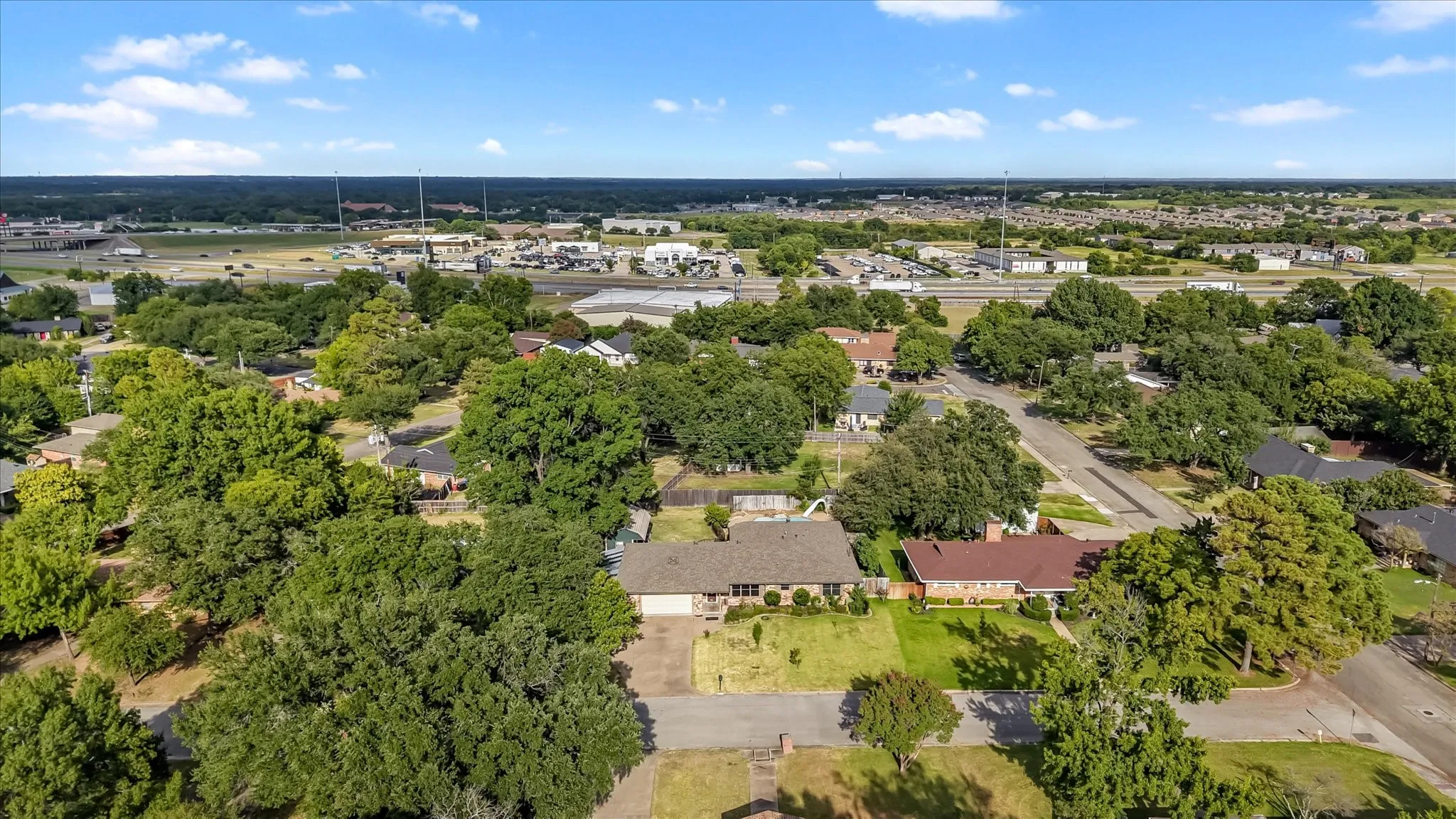 Single Family Residence For Sale in Hunt County , 5605 New Haven Street, Greenville, Texas 75402, 5 Bedroom, 3 Bathroom, Garage spaces, 2,574 Sqft, built in 1975, mls#21356552, Real Estate Agent in Greenville, Homes For Sale in Hunt county, Homes For Sale in Greenville, Realtor in Greenville Texas, Real Estate Brokerage Independent Realty Texas, Luminita Cordes Realtor