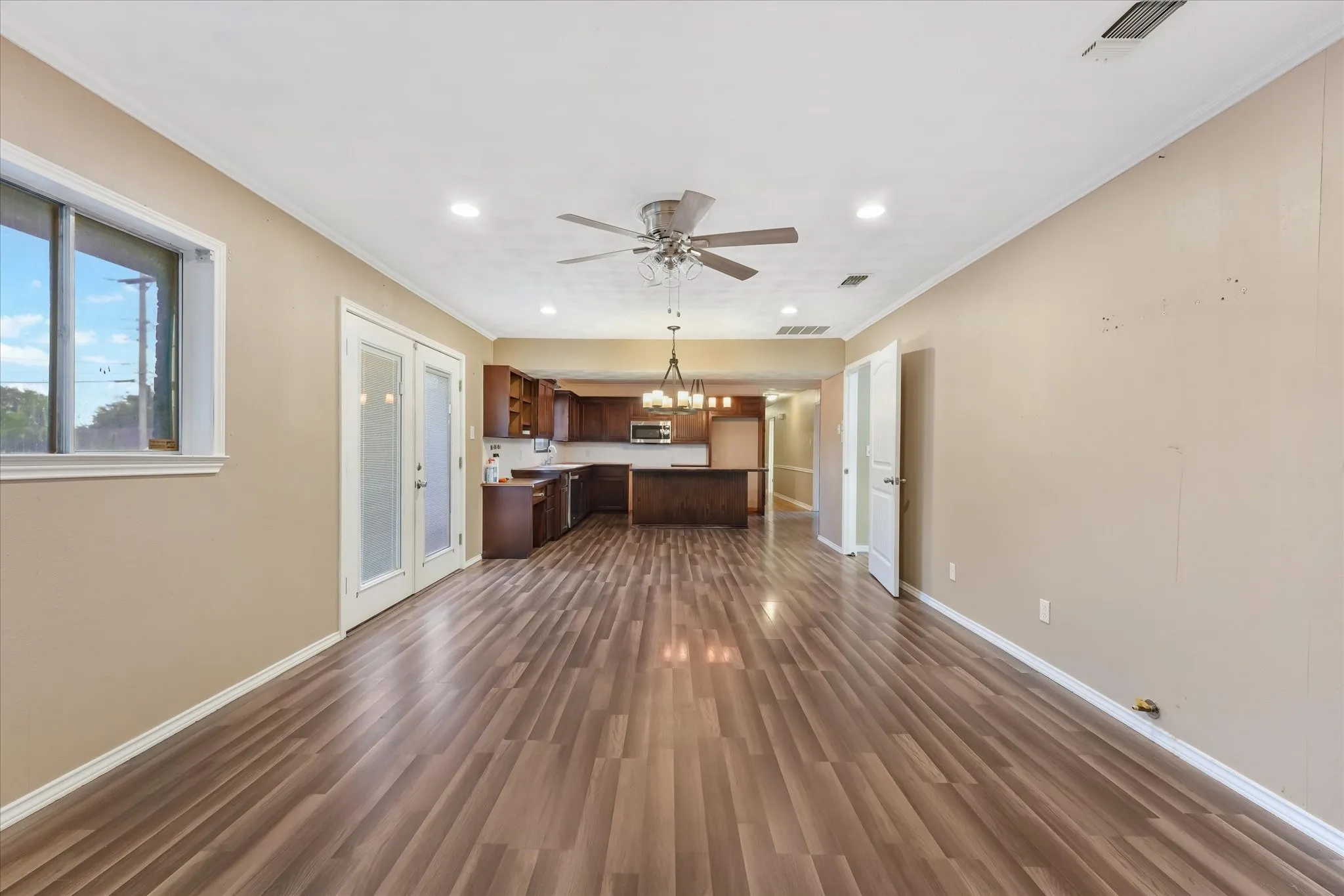 Single Family Residence For Sale in Hunt County , 5605 New Haven Street, Greenville, Texas 75402, 5 Bedroom, 3 Bathroom, Garage spaces, 2,574 Sqft, built in 1975, mls#21356552, Real Estate Agent in Greenville, Homes For Sale in Hunt county, Homes For Sale in Greenville, Realtor in Greenville Texas, Real Estate Brokerage Independent Realty Texas, Luminita Cordes Realtor