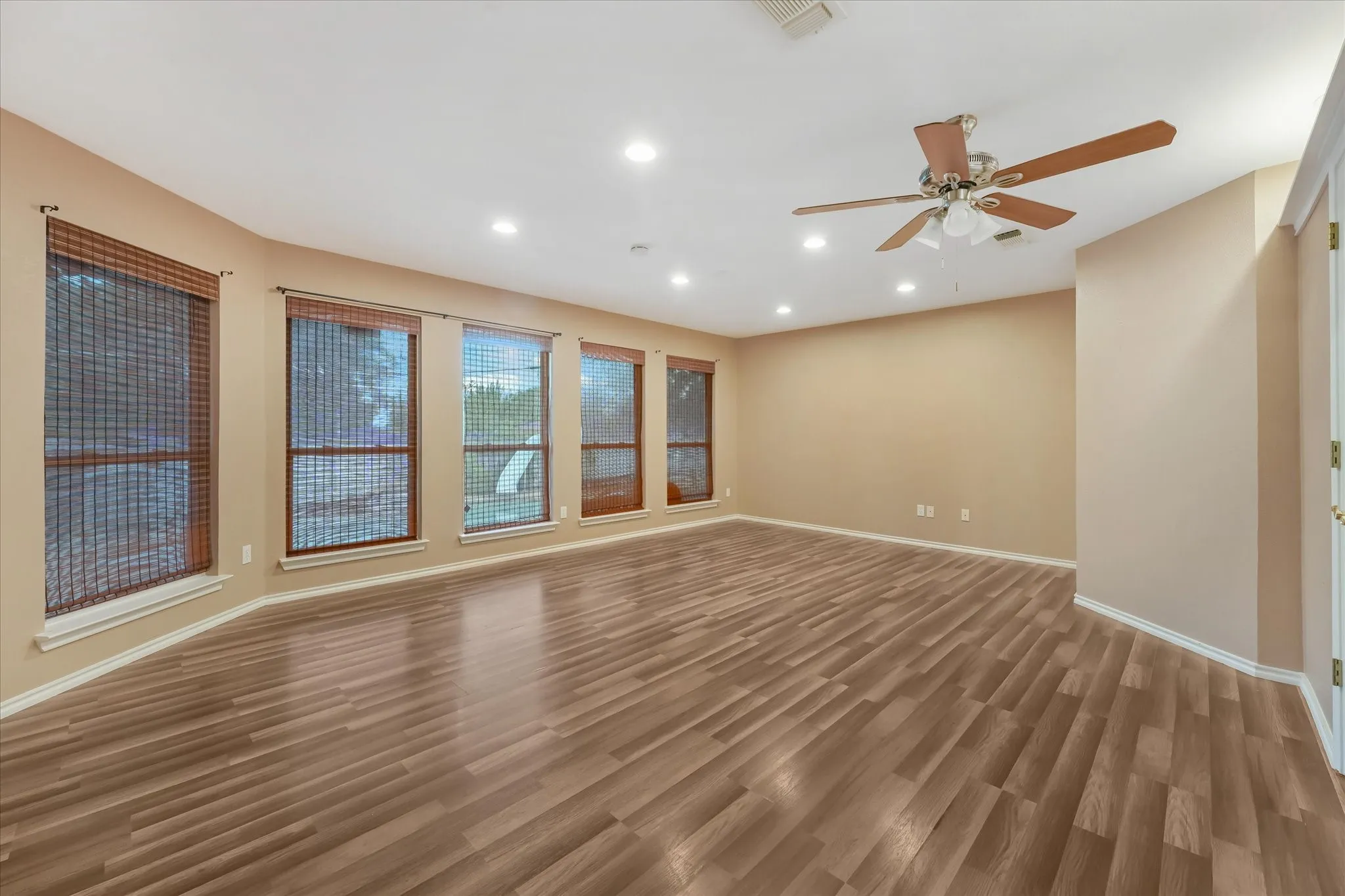 Single Family Residence For Sale in Hunt County , 5605 New Haven Street, Greenville, Texas 75402, 5 Bedroom, 3 Bathroom, Garage spaces, 2,574 Sqft, built in 1975, mls#21356552, Real Estate Agent in Greenville, Homes For Sale in Hunt county, Homes For Sale in Greenville, Realtor in Greenville Texas, Real Estate Brokerage Independent Realty Texas, Luminita Cordes Realtor