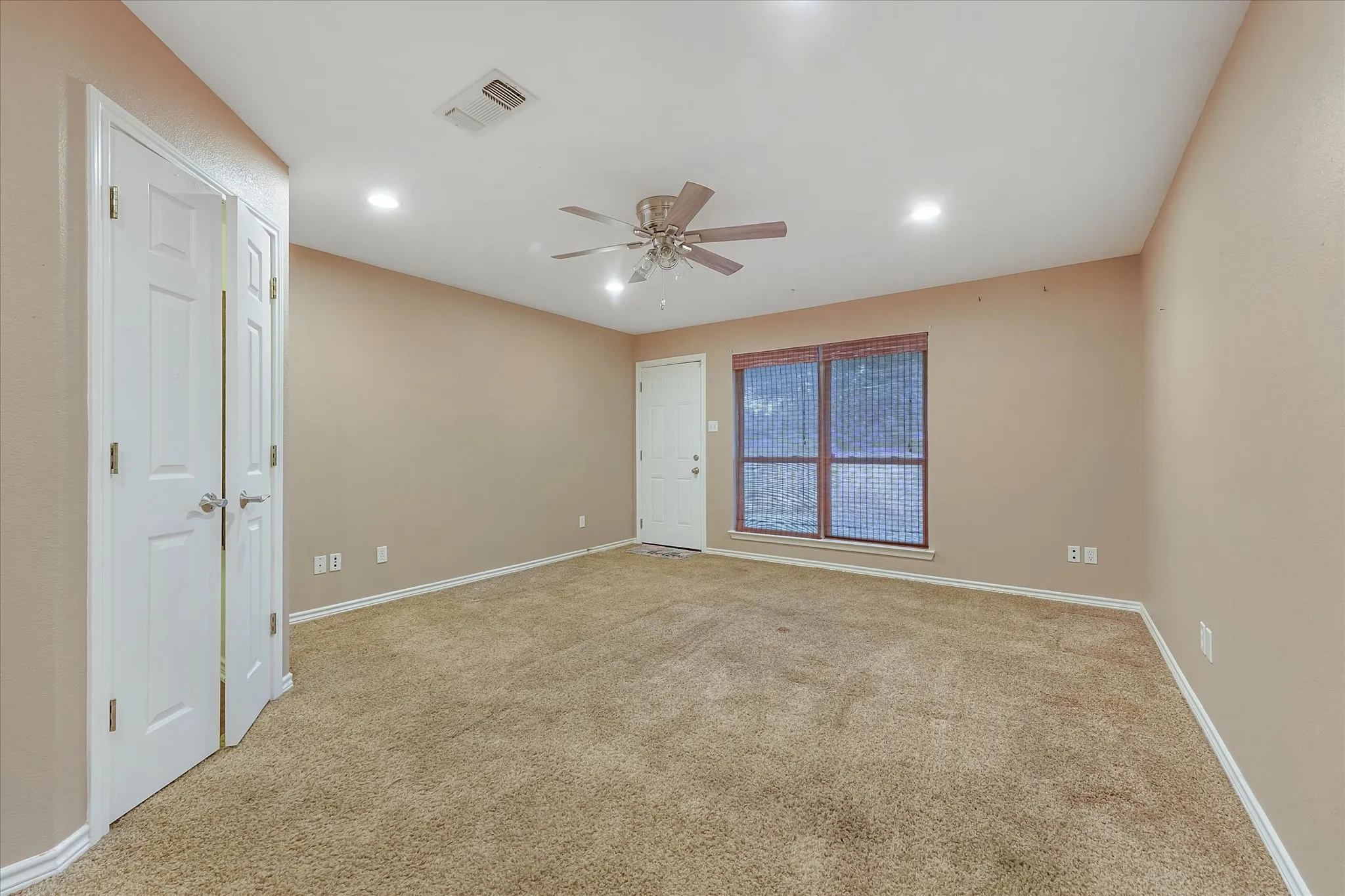 Single Family Residence For Sale in Hunt County , 5605 New Haven Street, Greenville, Texas 75402, 5 Bedroom, 3 Bathroom, Garage spaces, 2,574 Sqft, built in 1975, mls#21356552, Real Estate Agent in Greenville, Homes For Sale in Hunt county, Homes For Sale in Greenville, Realtor in Greenville Texas, Real Estate Brokerage Independent Realty Texas, Luminita Cordes Realtor