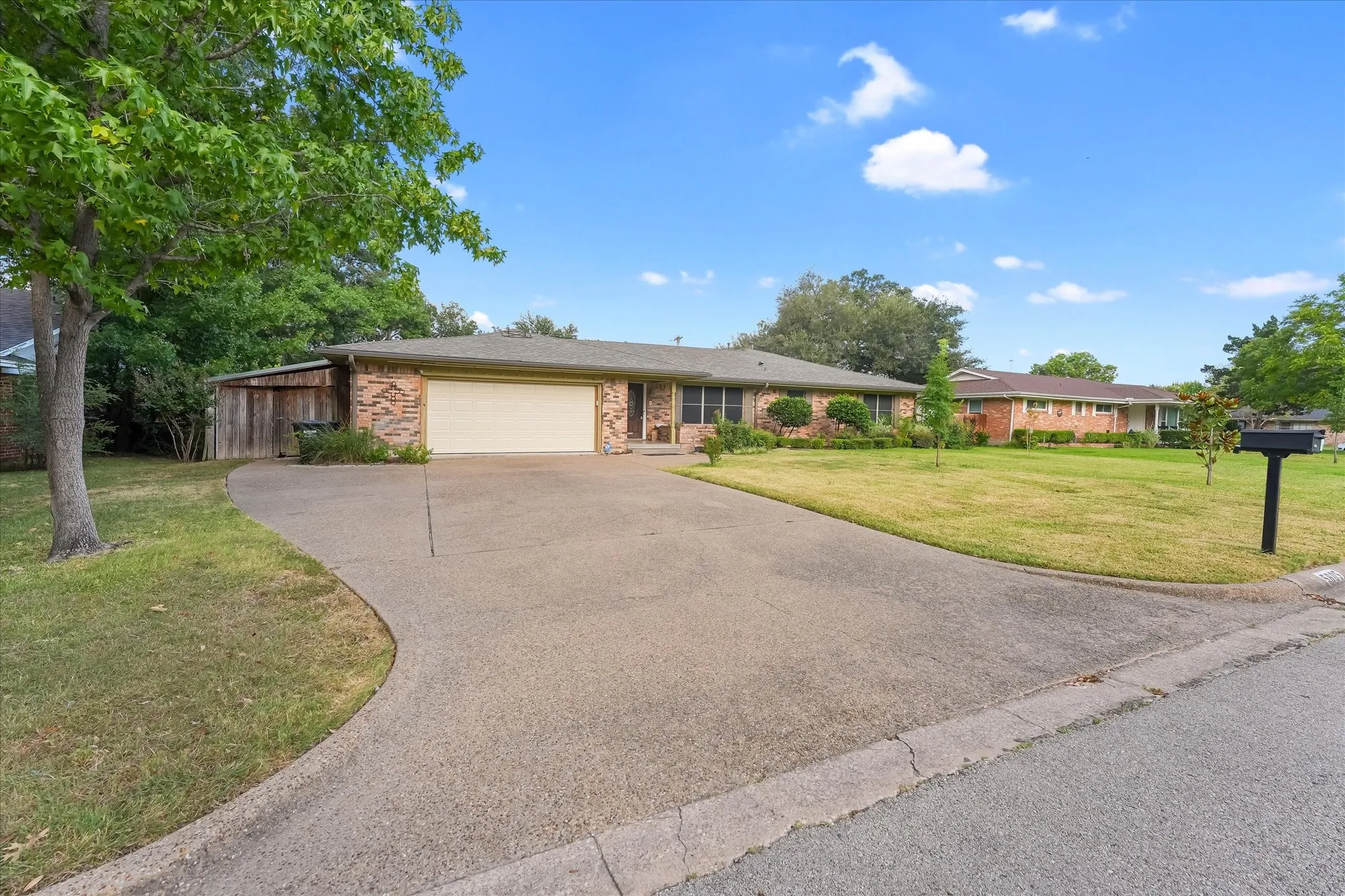 Single Family Residence For Sale in Hunt County , 5605 New Haven Street, Greenville, Texas 75402, 5 Bedroom, 3 Bathroom, Garage spaces, 2,574 Sqft, built in 1975, mls#21356552, Real Estate Agent in Greenville, Homes For Sale in Hunt county, Homes For Sale in Greenville, Realtor in Greenville Texas, Real Estate Brokerage Independent Realty Texas, Luminita Cordes Realtor