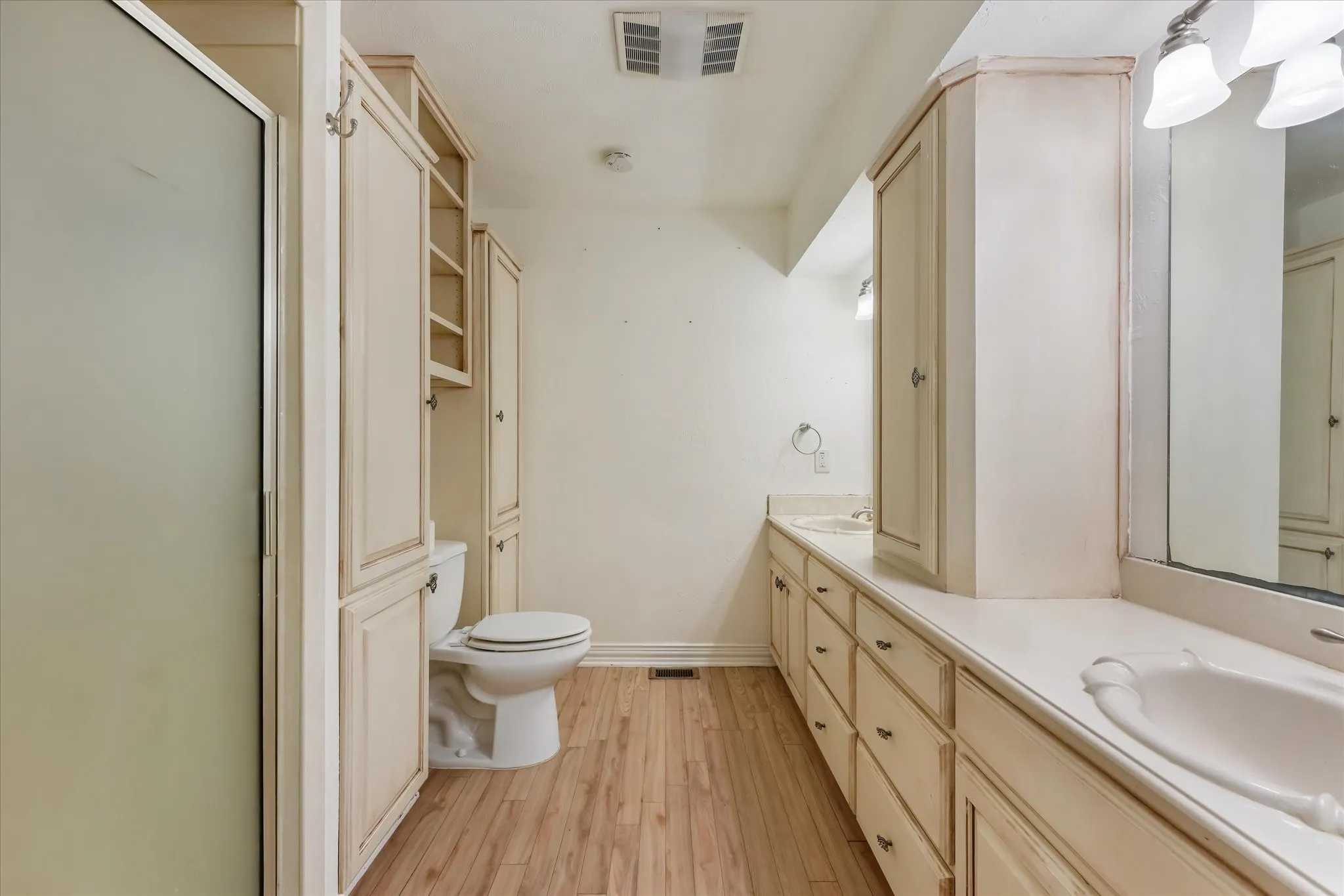 Single Family Residence For Sale in Hunt County , 5605 New Haven Street, Greenville, Texas 75402, 5 Bedroom, 3 Bathroom, Garage spaces, 2,574 Sqft, built in 1975, mls#21356552, Real Estate Agent in Greenville, Homes For Sale in Hunt county, Homes For Sale in Greenville, Realtor in Greenville Texas, Real Estate Brokerage Independent Realty Texas, Luminita Cordes Realtor
