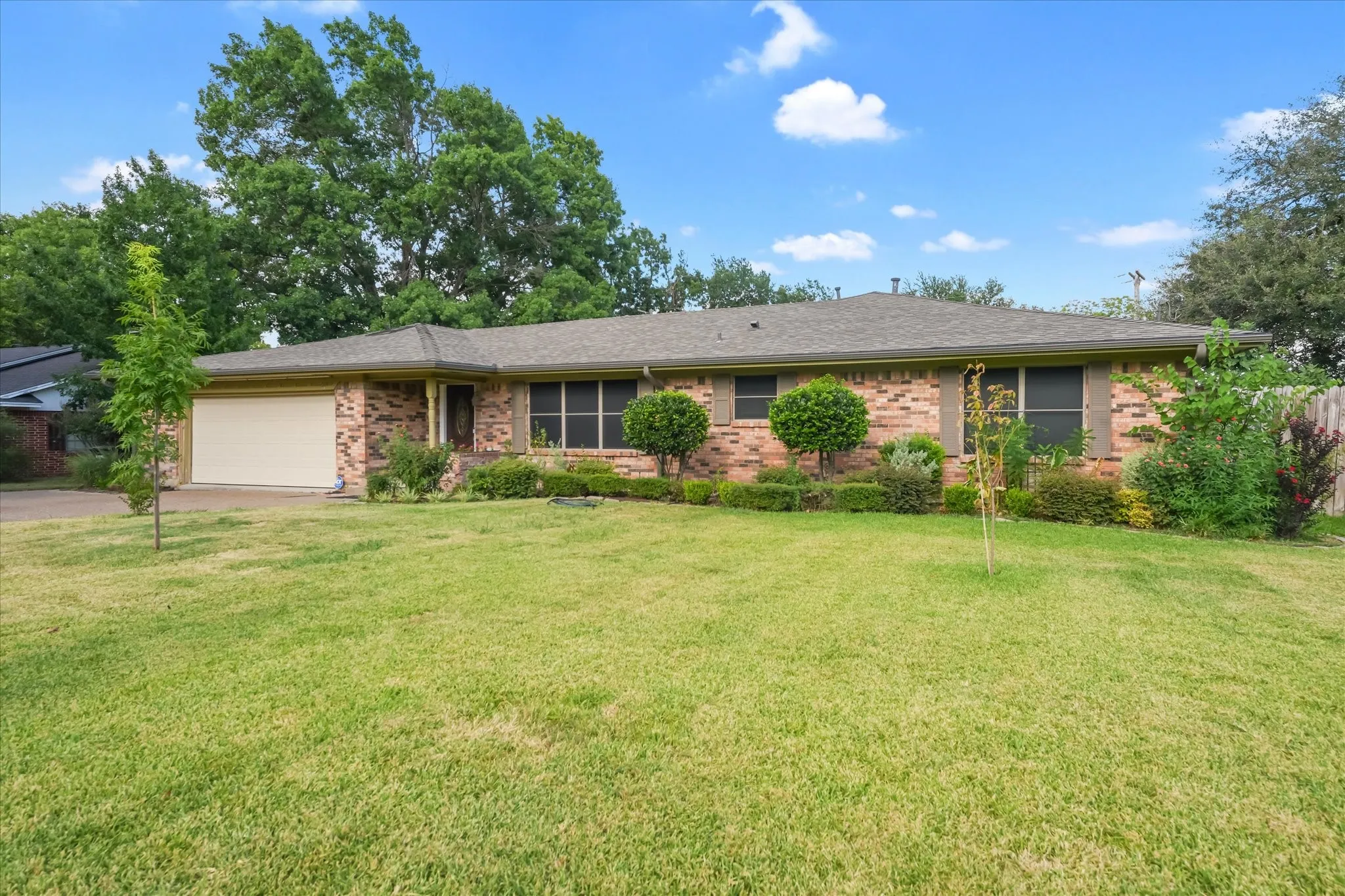 Single Family Residence For Sale in Hunt County , 5605 New Haven Street, Greenville, Texas 75402, 5 Bedroom, 3 Bathroom, Garage spaces, 2,574 Sqft, built in 1975, mls#21356552, Real Estate Agent in Greenville, Homes For Sale in Hunt county, Homes For Sale in Greenville, Realtor in Greenville Texas, Real Estate Brokerage Independent Realty Texas, Luminita Cordes Realtor