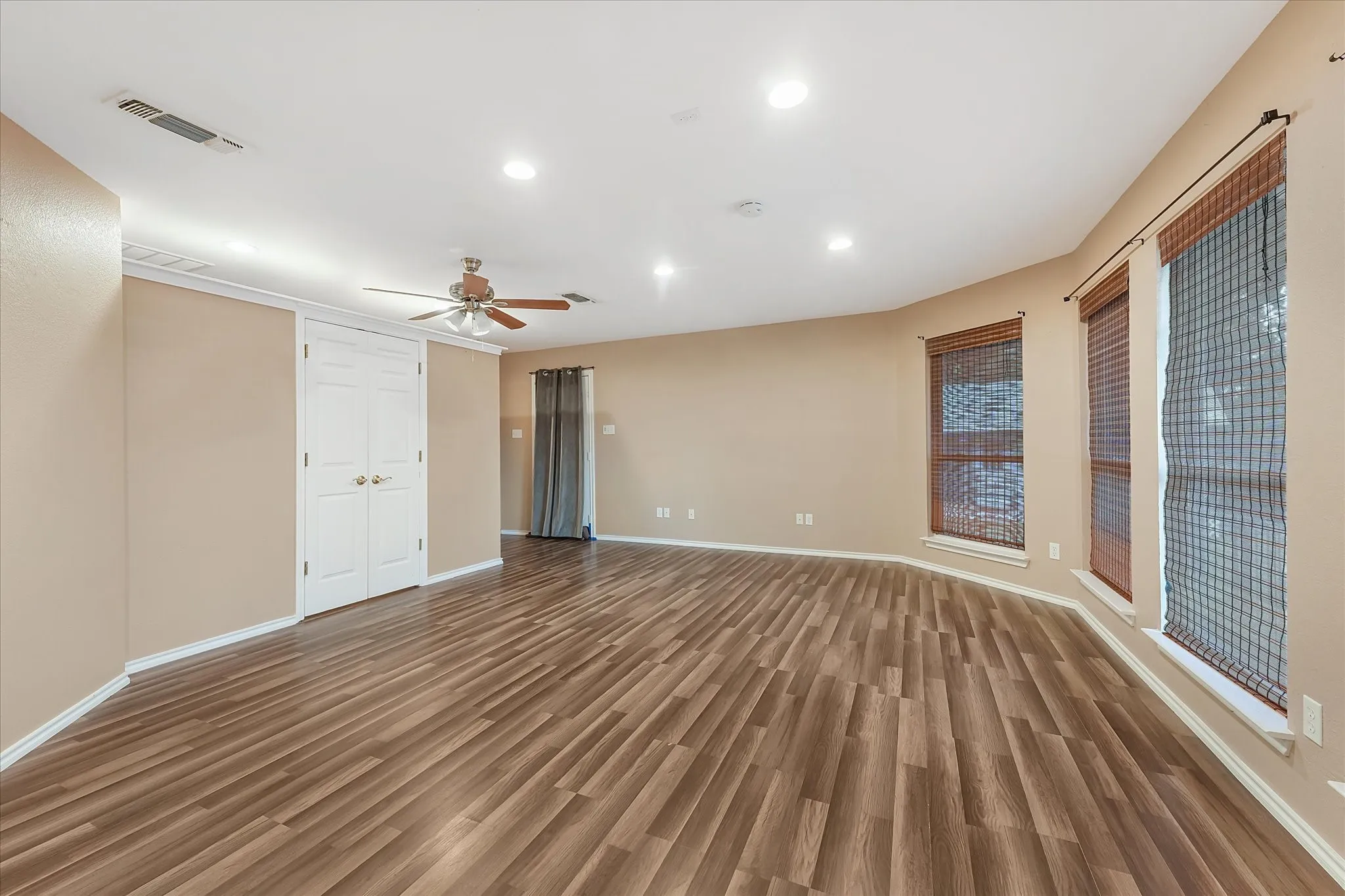 Single Family Residence For Sale in Hunt County , 5605 New Haven Street, Greenville, Texas 75402, 5 Bedroom, 3 Bathroom, Garage spaces, 2,574 Sqft, built in 1975, mls#21356552, Real Estate Agent in Greenville, Homes For Sale in Hunt county, Homes For Sale in Greenville, Realtor in Greenville Texas, Real Estate Brokerage Independent Realty Texas, Luminita Cordes Realtor