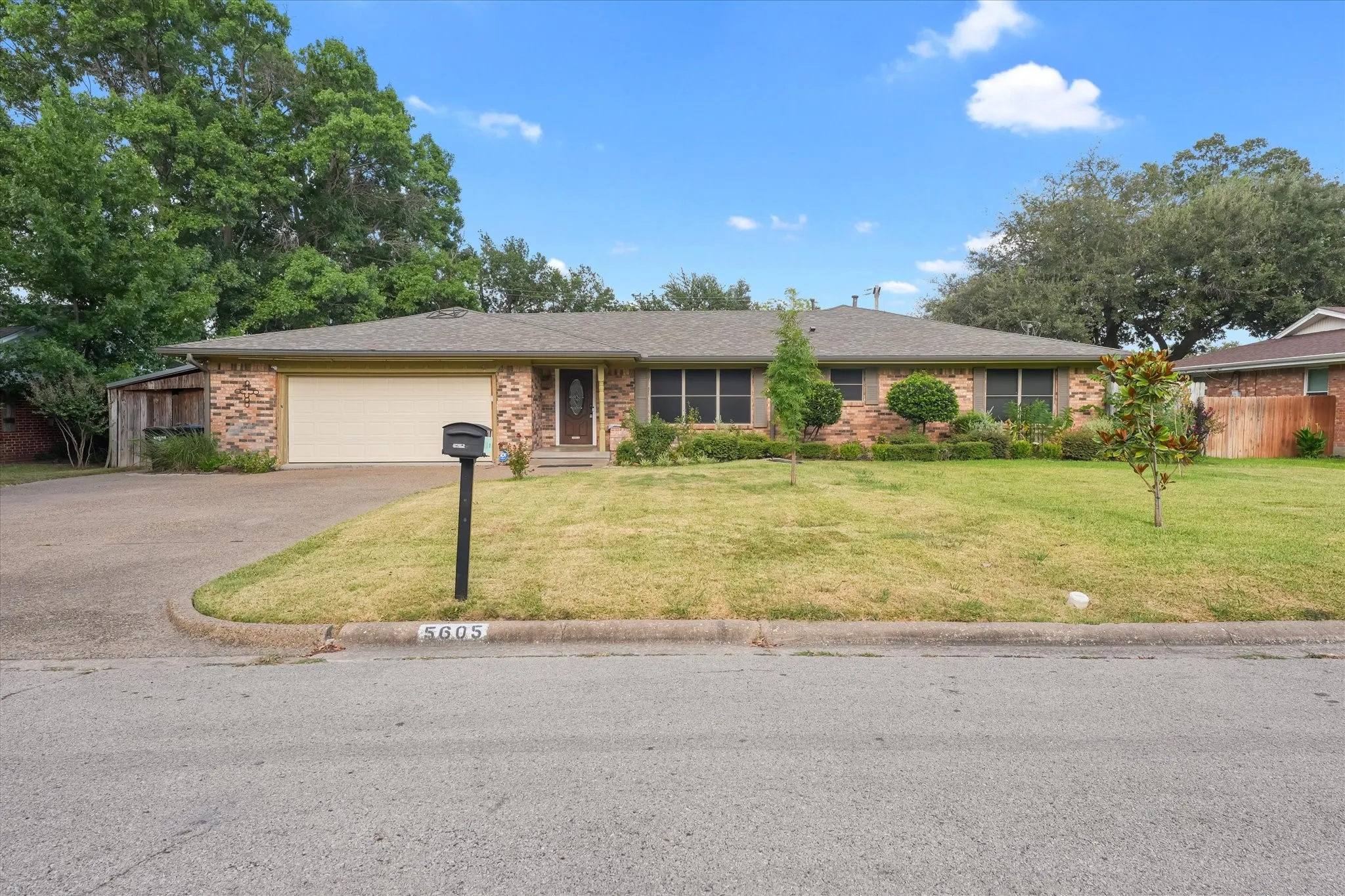 Single Family Residence For Sale in Hunt County , 5605 New Haven Street, Greenville, Texas 75402, 5 Bedroom, 3 Bathroom, Garage spaces, 2,574 Sqft, built in 1975, mls#21356552, Real Estate Agent in Greenville, Homes For Sale in Hunt county, Homes For Sale in Greenville, Realtor in Greenville Texas, Real Estate Brokerage Independent Realty Texas, Luminita Cordes Realtor