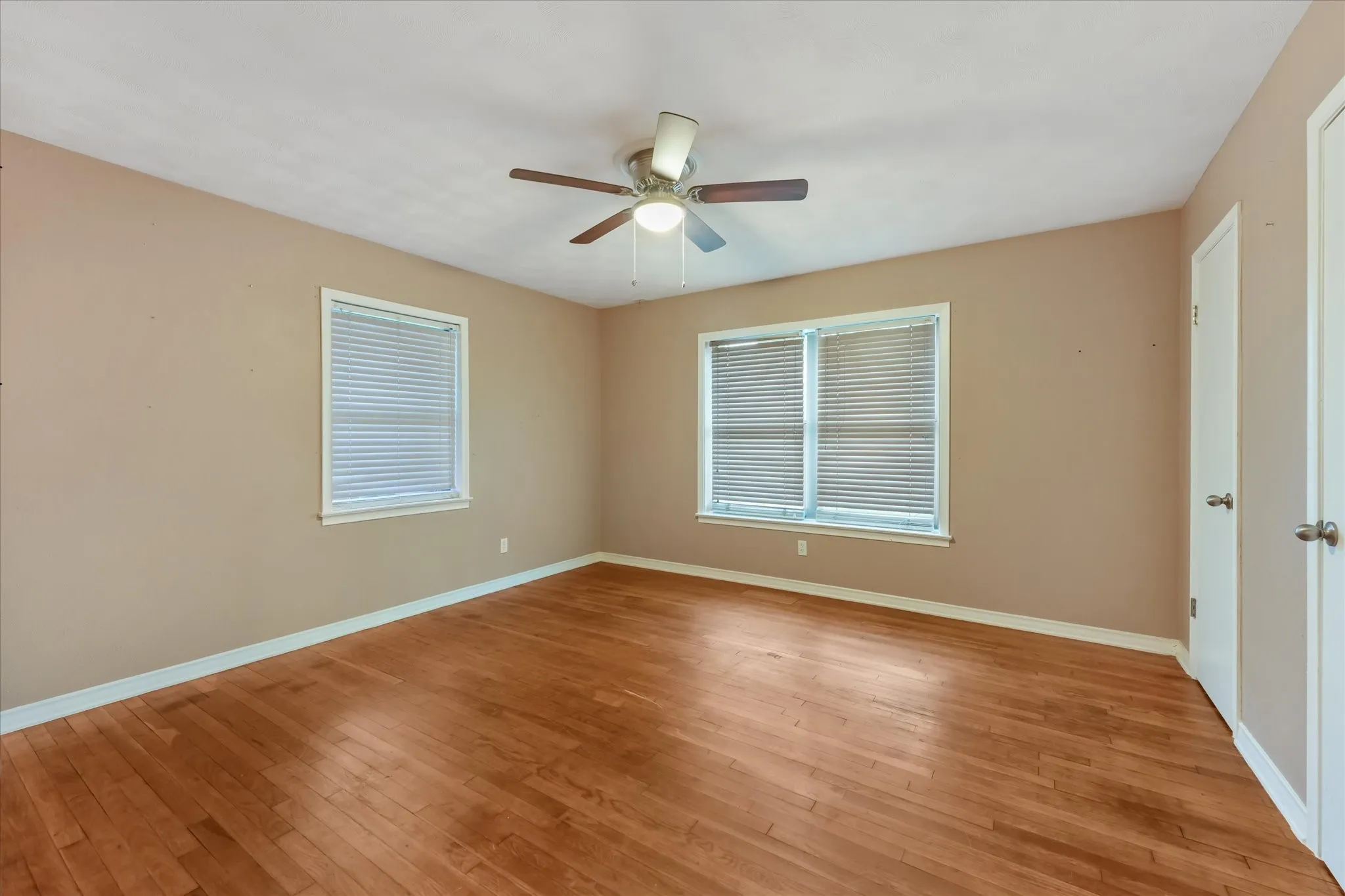 Single Family Residence For Sale in Hunt County , 5605 New Haven Street, Greenville, Texas 75402, 5 Bedroom, 3 Bathroom, Garage spaces, 2,574 Sqft, built in 1975, mls#21356552, Real Estate Agent in Greenville, Homes For Sale in Hunt county, Homes For Sale in Greenville, Realtor in Greenville Texas, Real Estate Brokerage Independent Realty Texas, Luminita Cordes Realtor