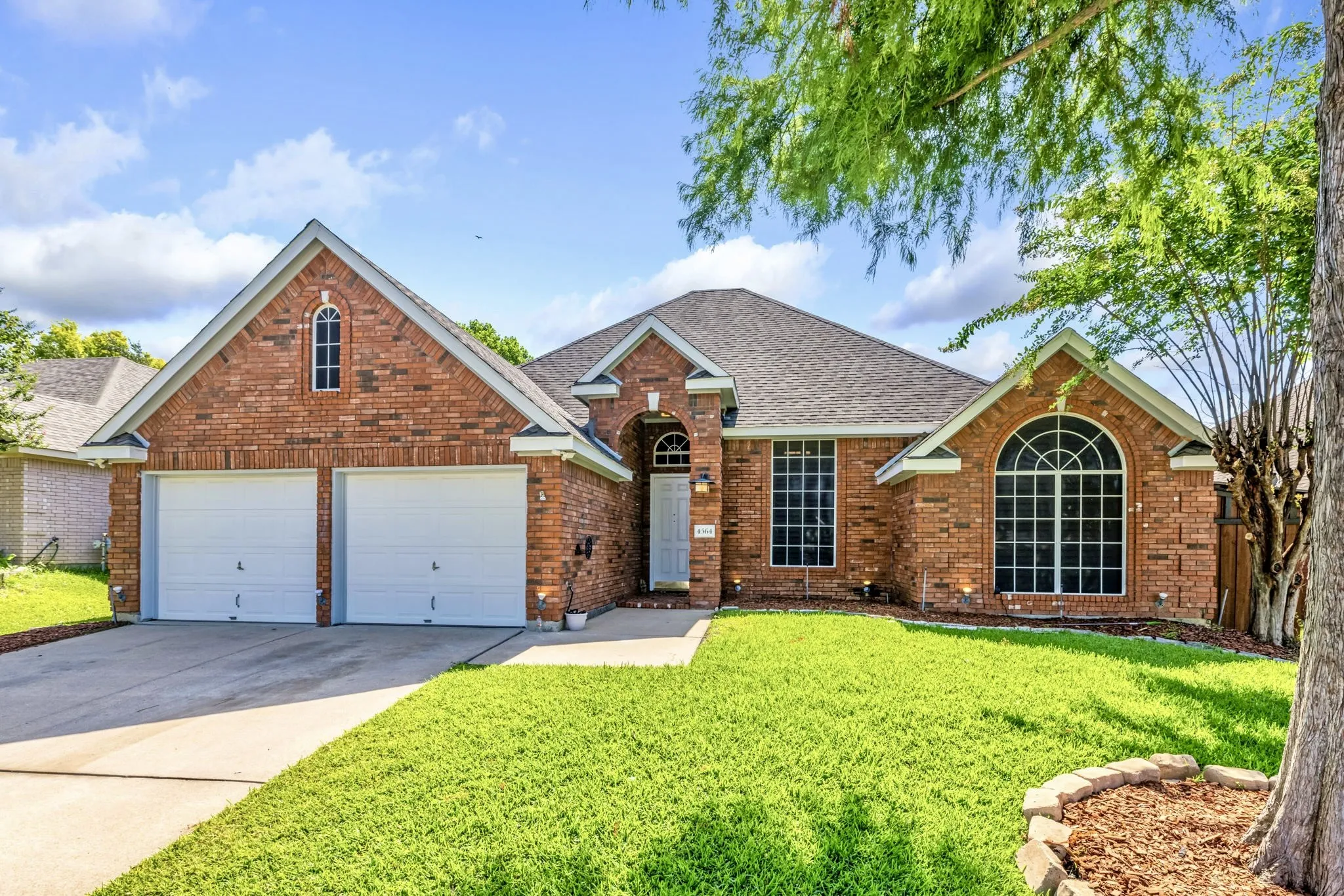 Single Family Residence For Sale in Dallas County , 4564 Jousting Lane, Grand Prairie, Texas 75052, 3 Bedroom, 2 Bathroom, 2 Garage spaces, 2,112 Sqft, built in 1997, mls#21356556, Real Estate Agent in Grand Prairie, Homes For Sale in Dallas county, Homes For Sale in Grand Prairie, Realtor in Grand Prairie Texas, Real Estate Brokerage Independent Realty Texas, Luminita Cordes Realtor