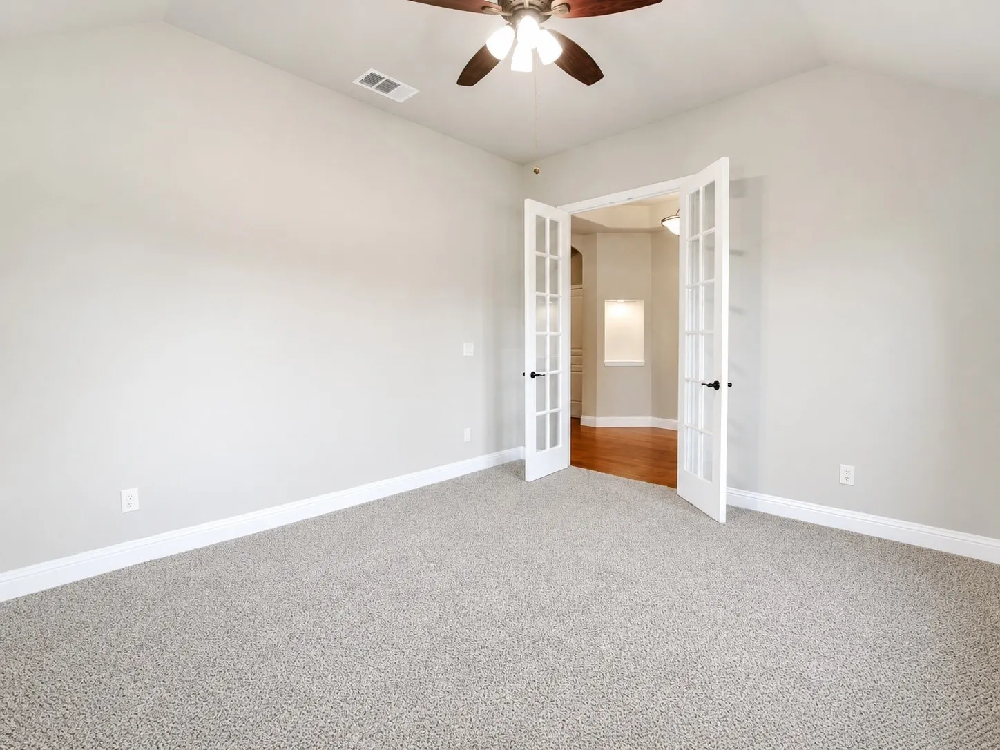 Single Family Residence For Sale in Ellis County , 512 Strait Lane, Waxahachie, Texas 75165, 4 Bedroom, 3 Bathroom, 2 Garage spaces, 2,766 Sqft, built in 2018, mls#21344438, Real Estate Agent in Waxahachie, Homes For Sale in Ellis county, Homes For Sale in Waxahachie, Realtor in Waxahachie Texas, Real Estate Brokerage Independent Realty Texas, Luminita Cordes Realtor