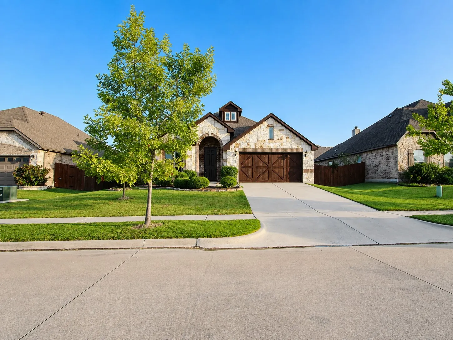 Single Family Residence For Sale in Ellis County , 512 Strait Lane, Waxahachie, Texas 75165, 4 Bedroom, 3 Bathroom, 2 Garage spaces, 2,766 Sqft, built in 2018, mls#21344438, Real Estate Agent in Waxahachie, Homes For Sale in Ellis county, Homes For Sale in Waxahachie, Realtor in Waxahachie Texas, Real Estate Brokerage Independent Realty Texas, Luminita Cordes Realtor