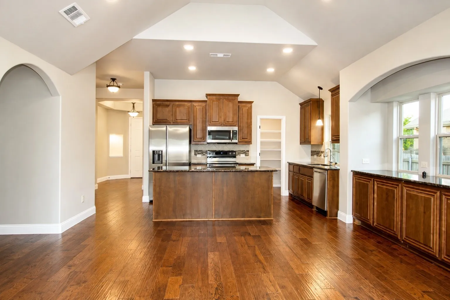 Single Family Residence For Sale in Ellis County , 512 Strait Lane, Waxahachie, Texas 75165, 4 Bedroom, 3 Bathroom, 2 Garage spaces, 2,766 Sqft, built in 2018, mls#21344438, Real Estate Agent in Waxahachie, Homes For Sale in Ellis county, Homes For Sale in Waxahachie, Realtor in Waxahachie Texas, Real Estate Brokerage Independent Realty Texas, Luminita Cordes Realtor