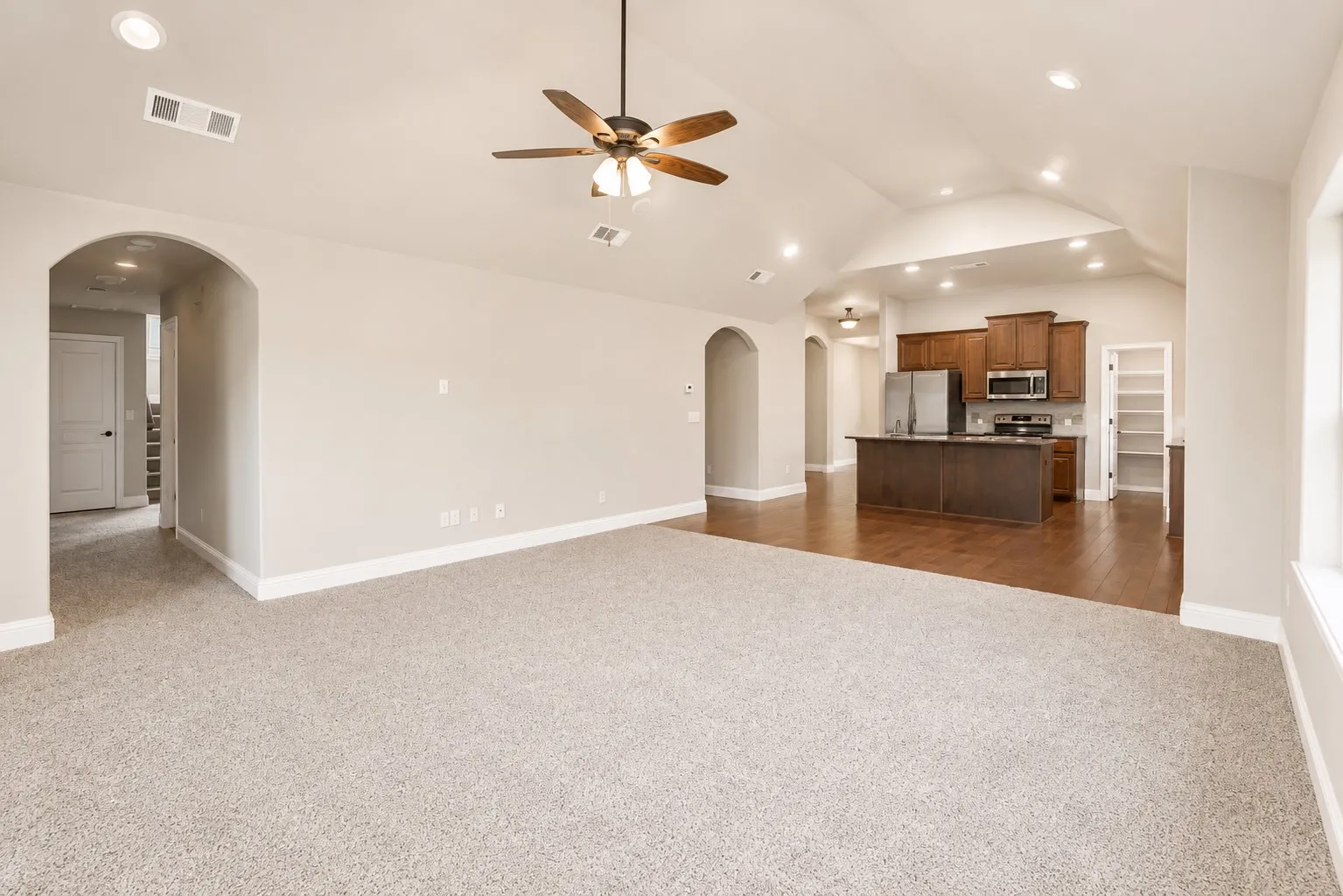 Single Family Residence For Sale in Ellis County , 512 Strait Lane, Waxahachie, Texas 75165, 4 Bedroom, 3 Bathroom, 2 Garage spaces, 2,766 Sqft, built in 2018, mls#21344438, Real Estate Agent in Waxahachie, Homes For Sale in Ellis county, Homes For Sale in Waxahachie, Realtor in Waxahachie Texas, Real Estate Brokerage Independent Realty Texas, Luminita Cordes Realtor