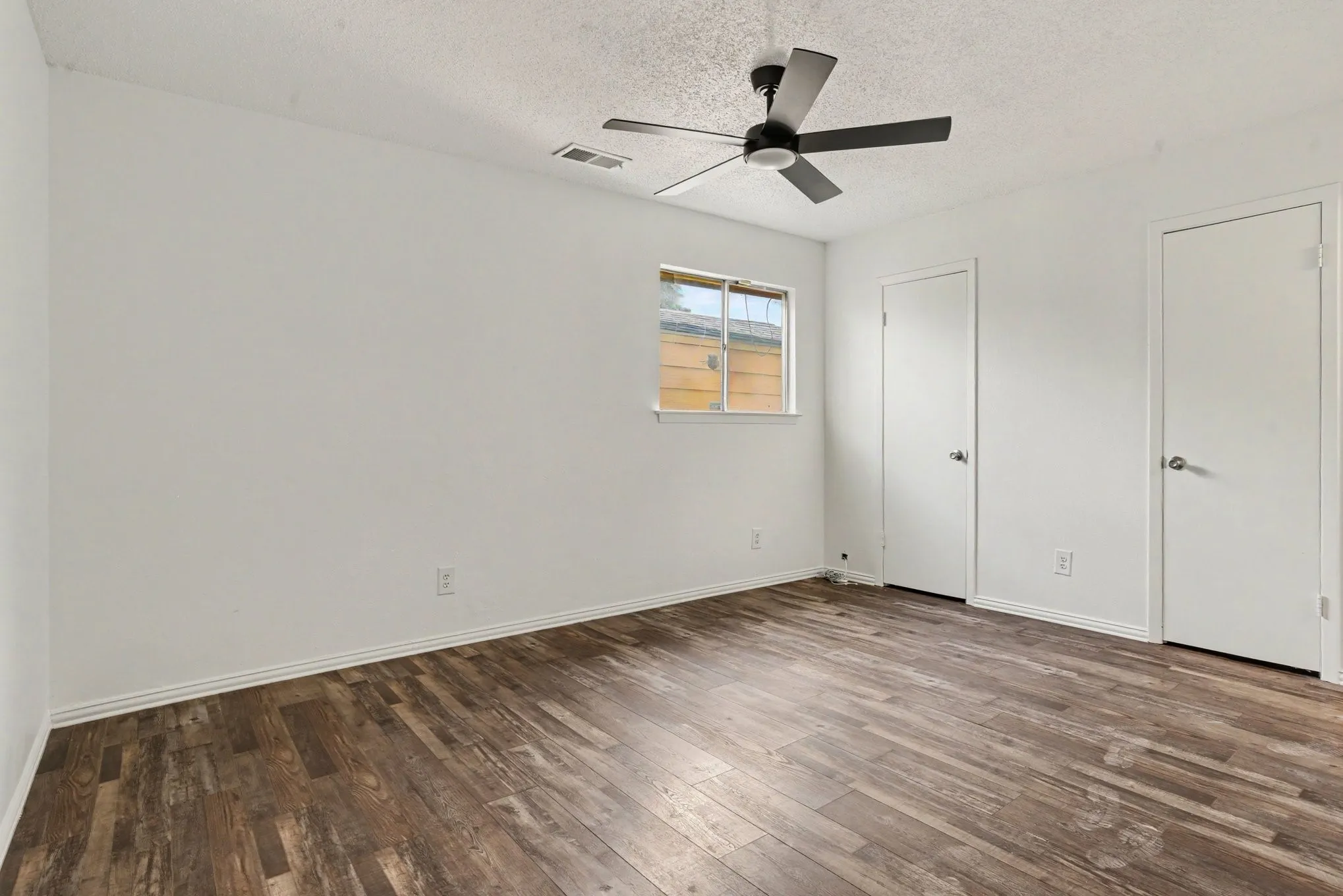 Single Family Residence For Sale in Dallas County , 714 Trend Drive, Garland, Texas 75043, 3 Bedroom, 2 Bathroom, 2 Garage spaces, 1,190 Sqft, built in 1971, mls#21350441, Real Estate Agent in Garland, Homes For Sale in Dallas county, Homes For Sale in Garland, Realtor in Garland Texas, Real Estate Brokerage Independent Realty Texas, Luminita Cordes Realtor