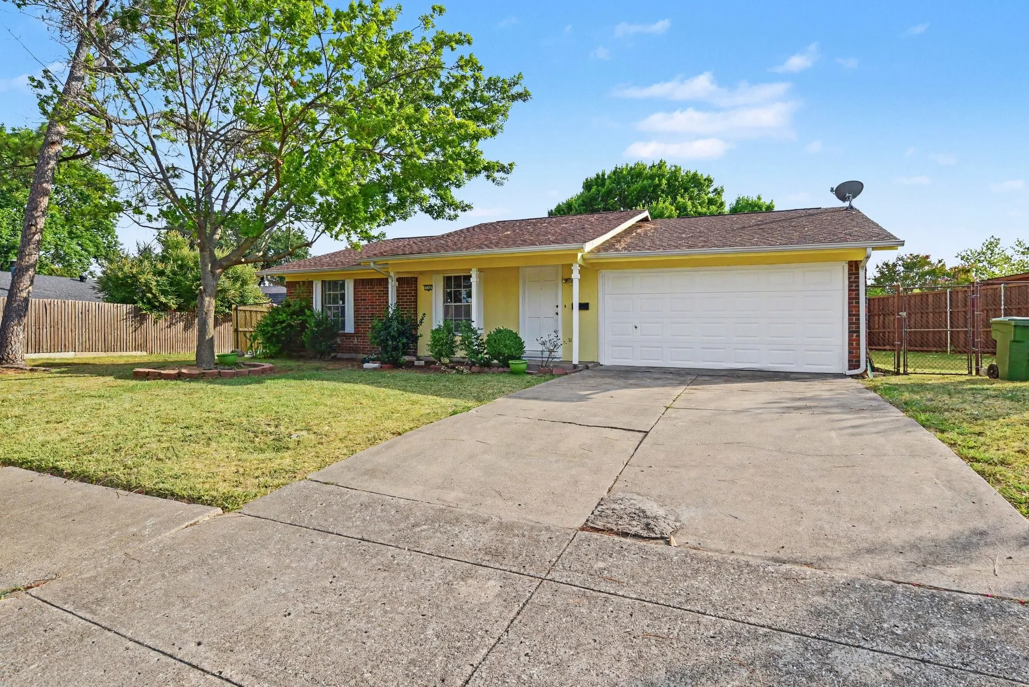 Single Family Residence For Sale in Dallas County , 714 Trend Drive, Garland, Texas 75043, 3 Bedroom, 2 Bathroom, 2 Garage spaces, 1,190 Sqft, built in 1971, mls#21350441, Real Estate Agent in Garland, Homes For Sale in Dallas county, Homes For Sale in Garland, Realtor in Garland Texas, Real Estate Brokerage Independent Realty Texas, Luminita Cordes Realtor