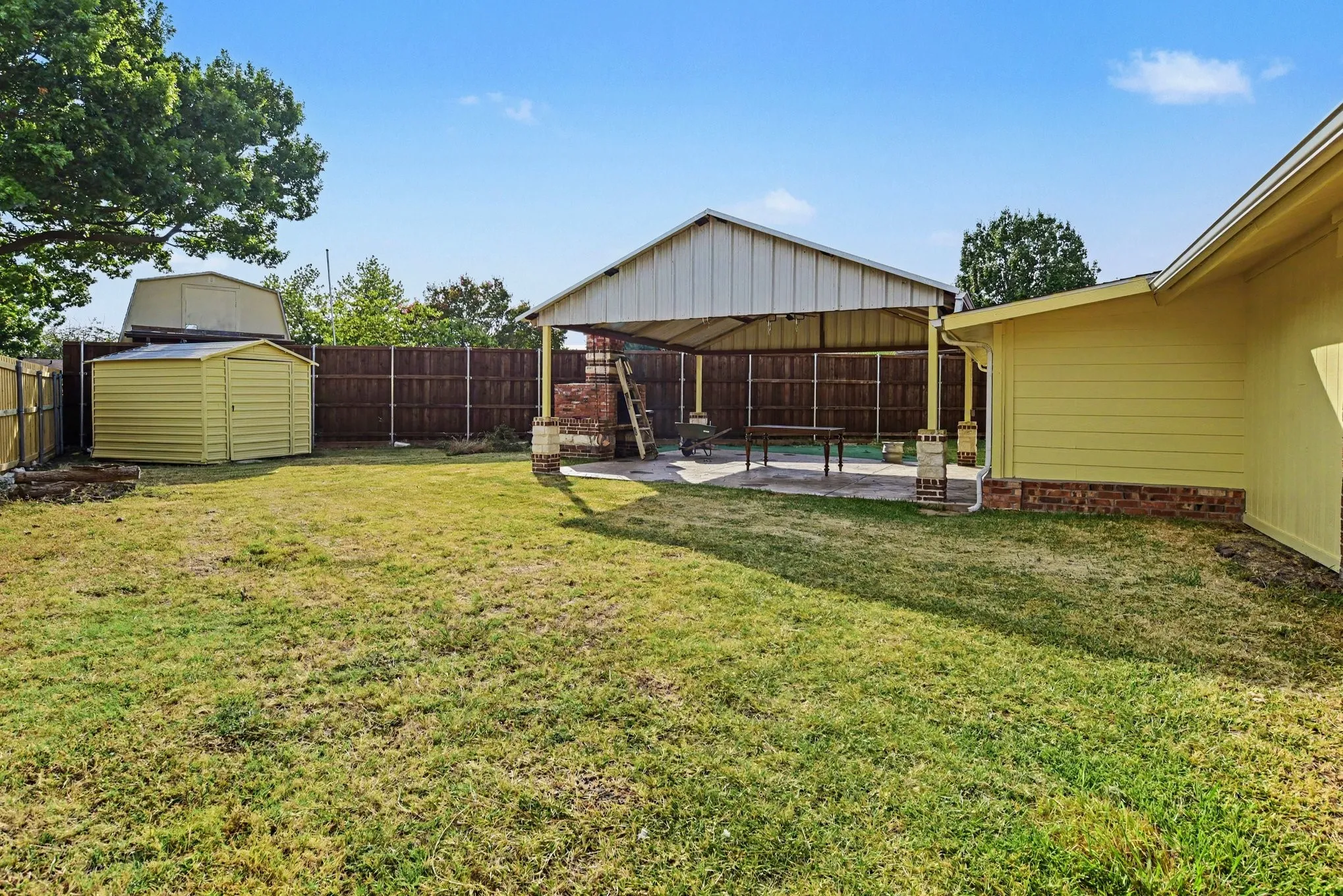 Single Family Residence For Sale in Dallas County , 714 Trend Drive, Garland, Texas 75043, 3 Bedroom, 2 Bathroom, 2 Garage spaces, 1,190 Sqft, built in 1971, mls#21350441, Real Estate Agent in Garland, Homes For Sale in Dallas county, Homes For Sale in Garland, Realtor in Garland Texas, Real Estate Brokerage Independent Realty Texas, Luminita Cordes Realtor