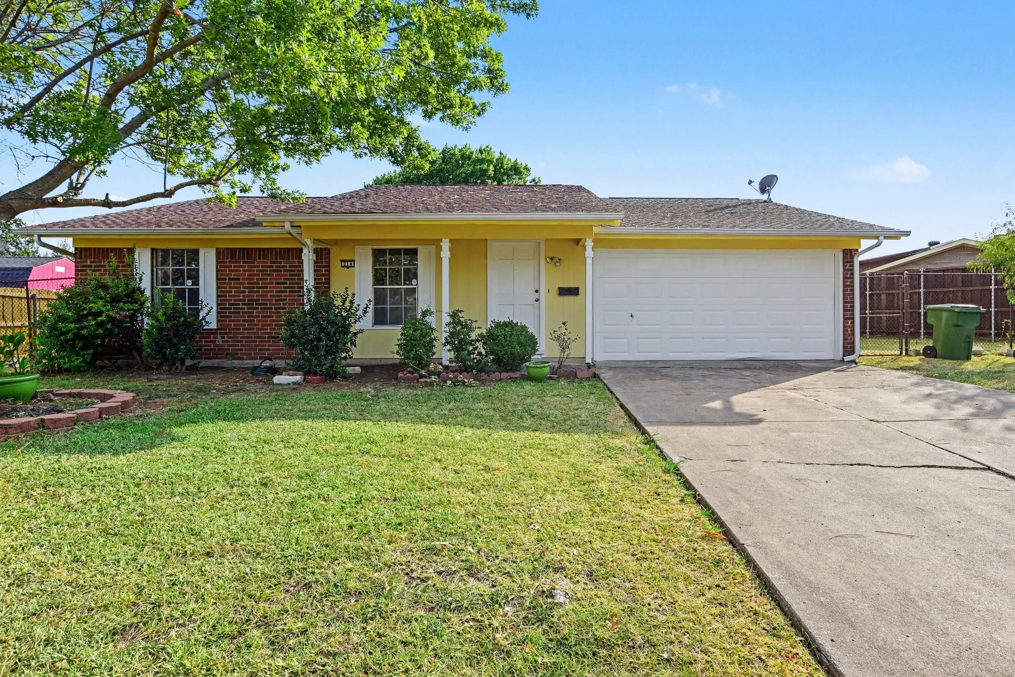 Single Family Residence For Sale in Dallas County , 714 Trend Drive, Garland, Texas 75043, 3 Bedroom, 2 Bathroom, 2 Garage spaces, 1,190 Sqft, built in 1971, mls#21350441, Real Estate Agent in Garland, Homes For Sale in Dallas county, Homes For Sale in Garland, Realtor in Garland Texas, Real Estate Brokerage Independent Realty Texas, Luminita Cordes Realtor