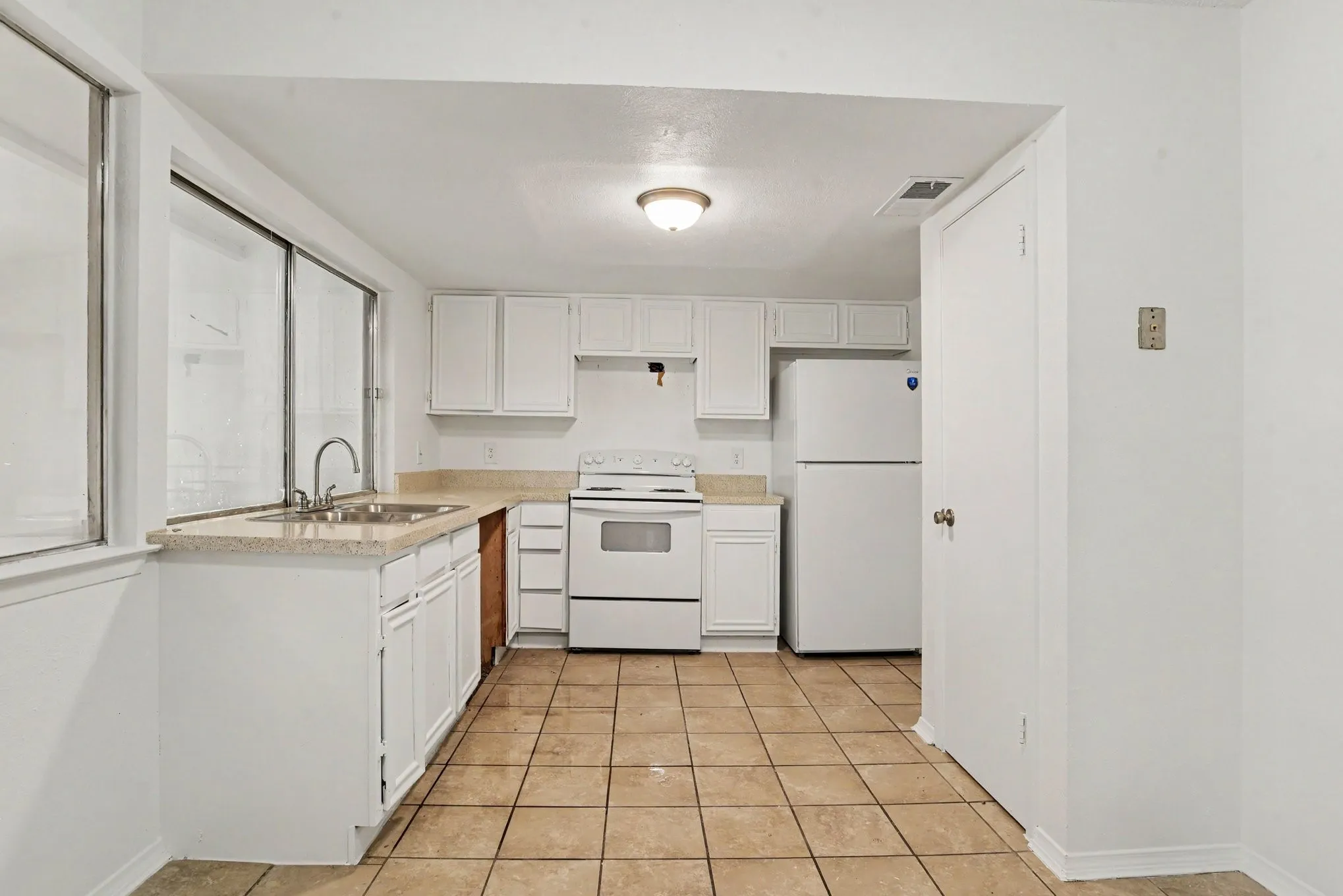 Single Family Residence For Sale in Dallas County , 714 Trend Drive, Garland, Texas 75043, 3 Bedroom, 2 Bathroom, 2 Garage spaces, 1,190 Sqft, built in 1971, mls#21350441, Real Estate Agent in Garland, Homes For Sale in Dallas county, Homes For Sale in Garland, Realtor in Garland Texas, Real Estate Brokerage Independent Realty Texas, Luminita Cordes Realtor
