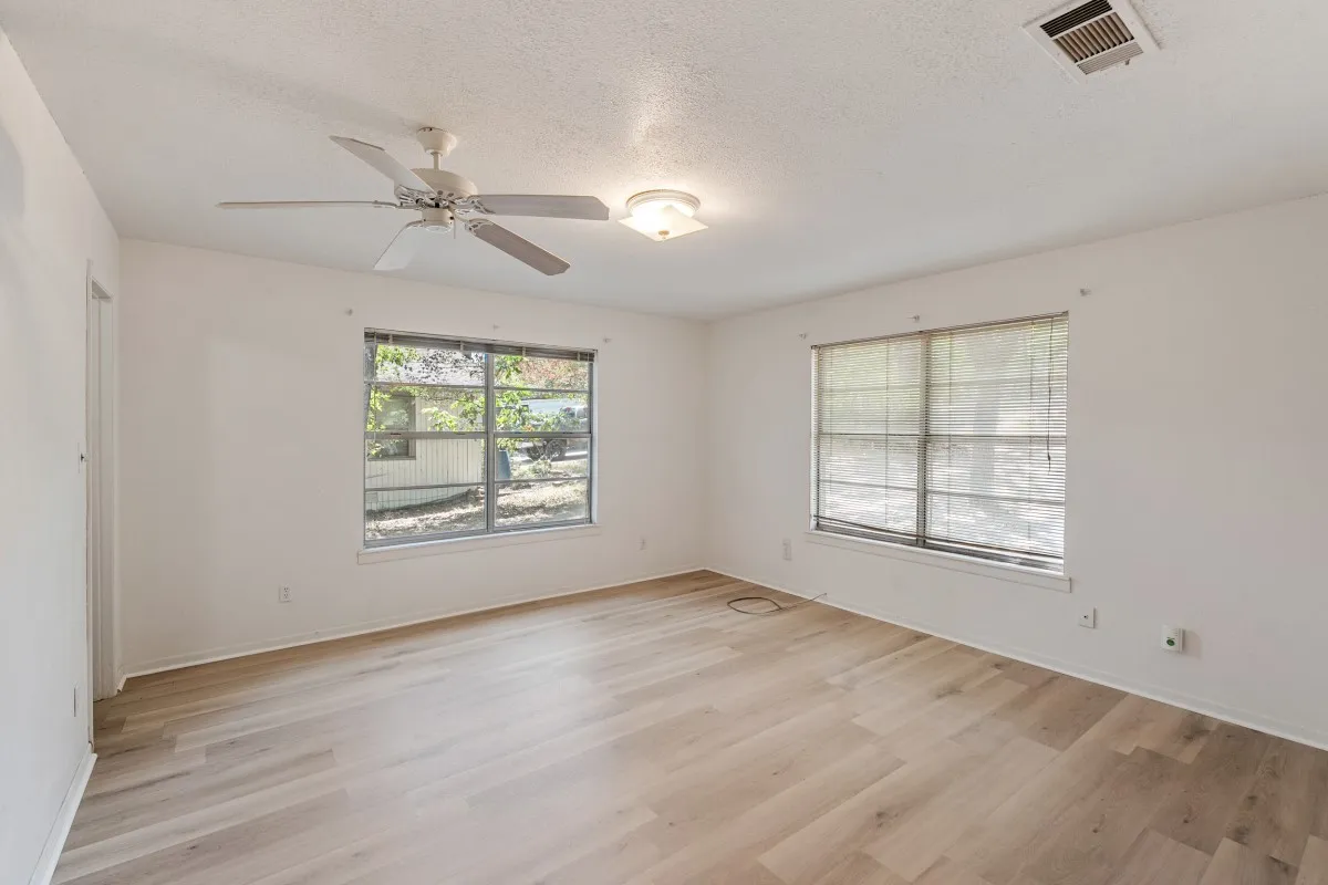 Single Family Residence For Sale in Henderson County , 2105 Lakeview Drive, Mabank, Texas 75156, 2 Bedroom, 2 Bathroom, 2 Garage spaces, 1,280 Sqft, built in 1981, mls#21355435, Real Estate Agent in Mabank, Homes For Sale in Henderson county, Homes For Sale in Mabank, Realtor in Mabank Texas, Real Estate Brokerage Independent Realty Texas, Luminita Cordes Realtor