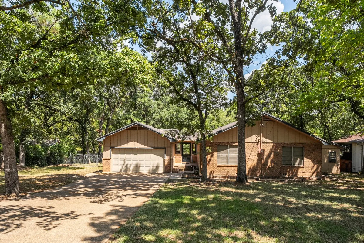 Single Family Residence For Sale in Henderson County , 2105 Lakeview Drive, Mabank, Texas 75156, 2 Bedroom, 2 Bathroom, 2 Garage spaces, 1,280 Sqft, built in 1981, mls#21355435, Real Estate Agent in Mabank, Homes For Sale in Henderson county, Homes For Sale in Mabank, Realtor in Mabank Texas, Real Estate Brokerage Independent Realty Texas, Luminita Cordes Realtor