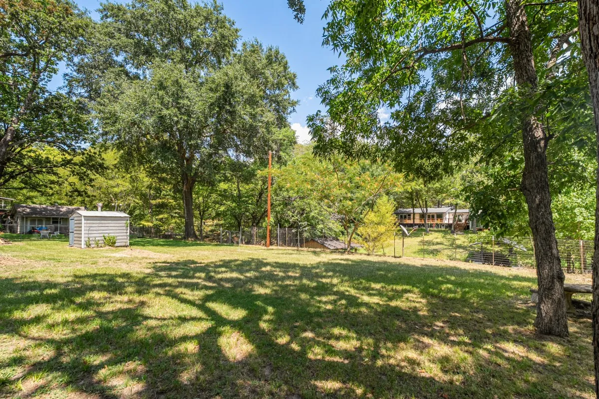 Single Family Residence For Sale in Henderson County , 2105 Lakeview Drive, Mabank, Texas 75156, 2 Bedroom, 2 Bathroom, 2 Garage spaces, 1,280 Sqft, built in 1981, mls#21355435, Real Estate Agent in Mabank, Homes For Sale in Henderson county, Homes For Sale in Mabank, Realtor in Mabank Texas, Real Estate Brokerage Independent Realty Texas, Luminita Cordes Realtor