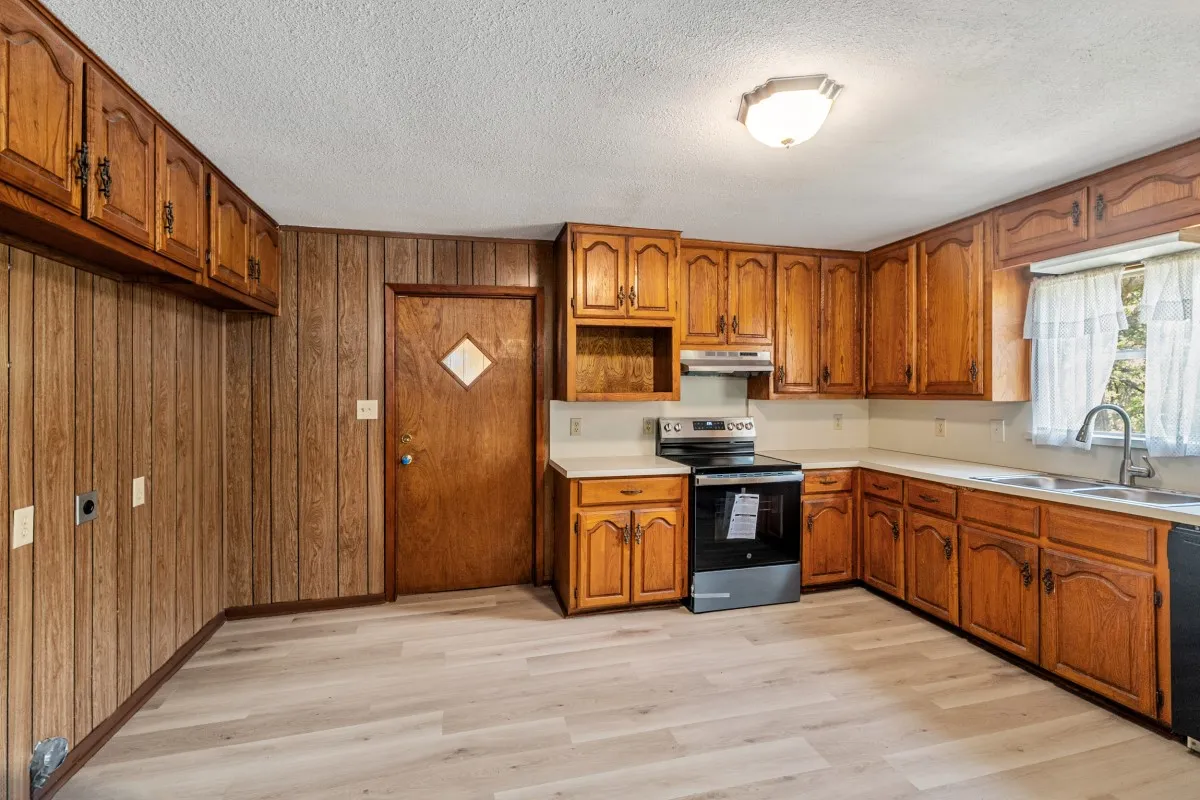 Single Family Residence For Sale in Henderson County , 2105 Lakeview Drive, Mabank, Texas 75156, 2 Bedroom, 2 Bathroom, 2 Garage spaces, 1,280 Sqft, built in 1981, mls#21355435, Real Estate Agent in Mabank, Homes For Sale in Henderson county, Homes For Sale in Mabank, Realtor in Mabank Texas, Real Estate Brokerage Independent Realty Texas, Luminita Cordes Realtor