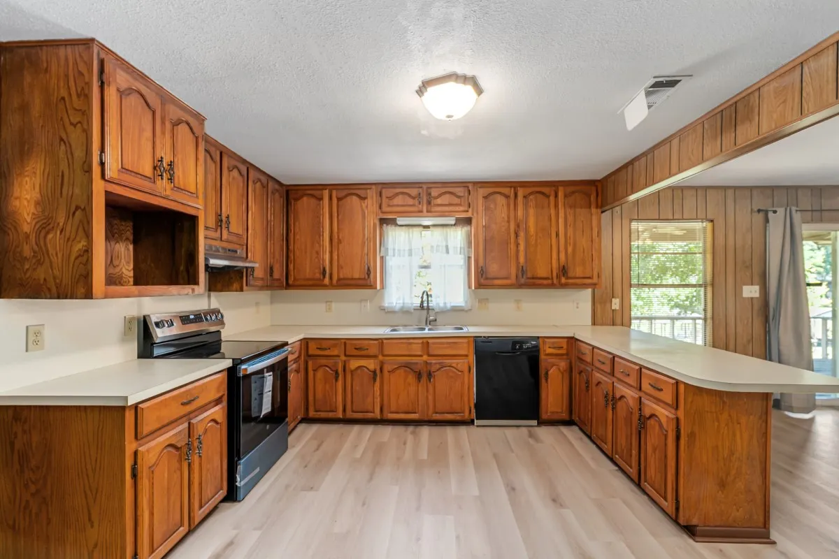 Single Family Residence For Sale in Henderson County , 2105 Lakeview Drive, Mabank, Texas 75156, 2 Bedroom, 2 Bathroom, 2 Garage spaces, 1,280 Sqft, built in 1981, mls#21355435, Real Estate Agent in Mabank, Homes For Sale in Henderson county, Homes For Sale in Mabank, Realtor in Mabank Texas, Real Estate Brokerage Independent Realty Texas, Luminita Cordes Realtor