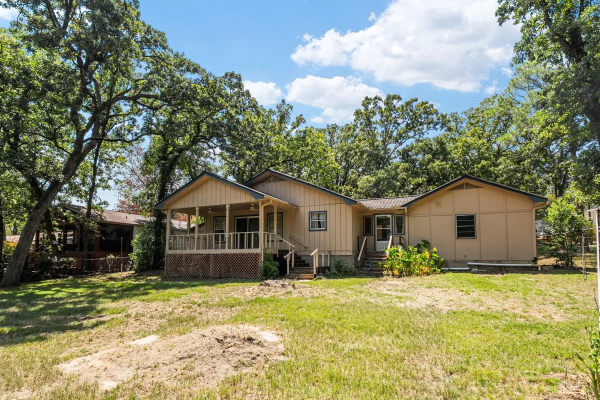Single Family Residence For Sale in Henderson County , 2105 Lakeview Drive, Mabank, Texas 75156, 2 Bedroom, 2 Bathroom, 2 Garage spaces, 1,280 Sqft, built in 1981, mls#21355435, Real Estate Agent in Mabank, Homes For Sale in Henderson county, Homes For Sale in Mabank, Realtor in Mabank Texas, Real Estate Brokerage Independent Realty Texas, Luminita Cordes Realtor