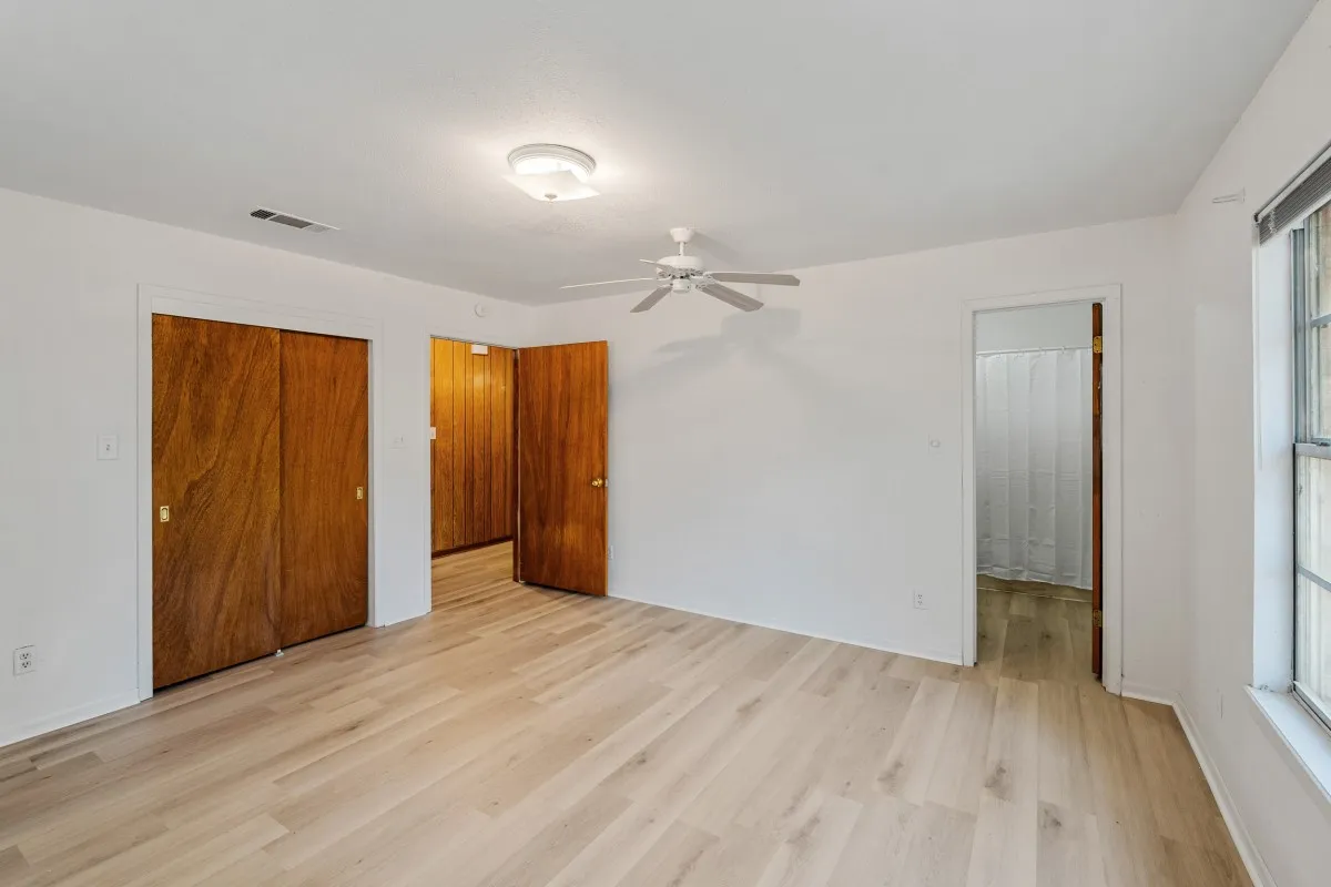 Single Family Residence For Sale in Henderson County , 2105 Lakeview Drive, Mabank, Texas 75156, 2 Bedroom, 2 Bathroom, 2 Garage spaces, 1,280 Sqft, built in 1981, mls#21355435, Real Estate Agent in Mabank, Homes For Sale in Henderson county, Homes For Sale in Mabank, Realtor in Mabank Texas, Real Estate Brokerage Independent Realty Texas, Luminita Cordes Realtor