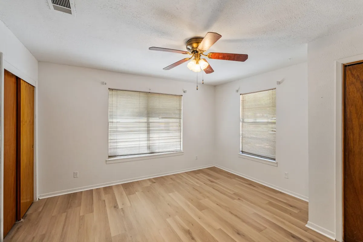 Single Family Residence For Sale in Henderson County , 2105 Lakeview Drive, Mabank, Texas 75156, 2 Bedroom, 2 Bathroom, 2 Garage spaces, 1,280 Sqft, built in 1981, mls#21355435, Real Estate Agent in Mabank, Homes For Sale in Henderson county, Homes For Sale in Mabank, Realtor in Mabank Texas, Real Estate Brokerage Independent Realty Texas, Luminita Cordes Realtor