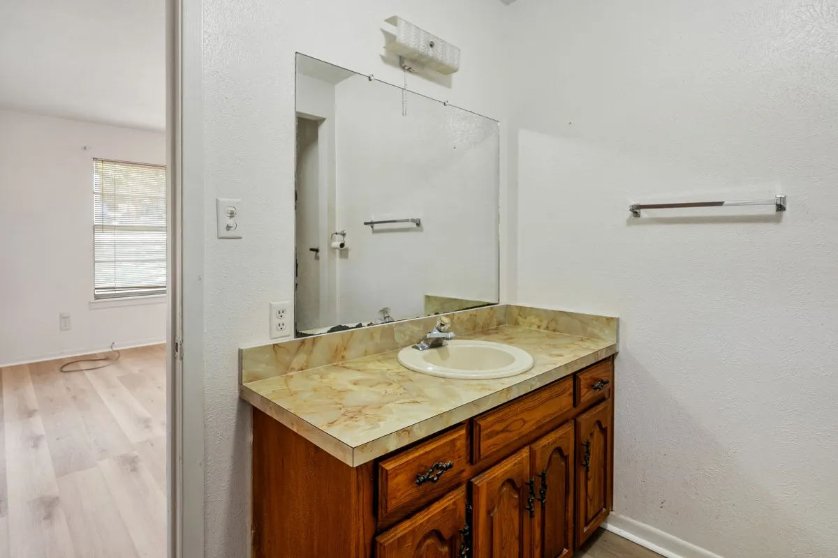 Single Family Residence For Sale in Henderson County , 2105 Lakeview Drive, Mabank, Texas 75156, 2 Bedroom, 2 Bathroom, 2 Garage spaces, 1,280 Sqft, built in 1981, mls#21355435, Real Estate Agent in Mabank, Homes For Sale in Henderson county, Homes For Sale in Mabank, Realtor in Mabank Texas, Real Estate Brokerage Independent Realty Texas, Luminita Cordes Realtor