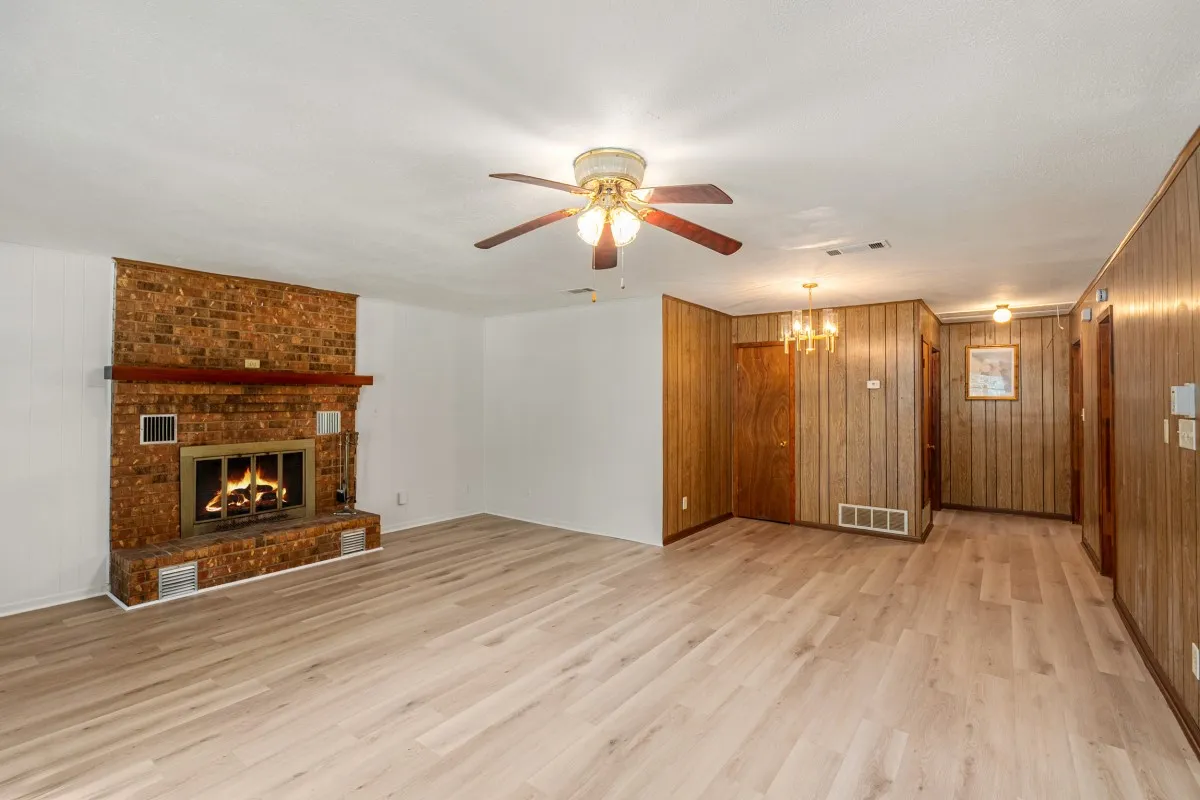Single Family Residence For Sale in Henderson County , 2105 Lakeview Drive, Mabank, Texas 75156, 2 Bedroom, 2 Bathroom, 2 Garage spaces, 1,280 Sqft, built in 1981, mls#21355435, Real Estate Agent in Mabank, Homes For Sale in Henderson county, Homes For Sale in Mabank, Realtor in Mabank Texas, Real Estate Brokerage Independent Realty Texas, Luminita Cordes Realtor