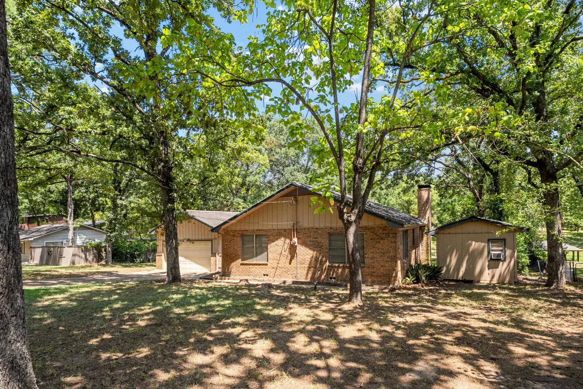Single Family Residence For Sale in Henderson County , 2105 Lakeview Drive, Mabank, Texas 75156, 2 Bedroom, 2 Bathroom, 2 Garage spaces, 1,280 Sqft, built in 1981, mls#21355435, Real Estate Agent in Mabank, Homes For Sale in Henderson county, Homes For Sale in Mabank, Realtor in Mabank Texas, Real Estate Brokerage Independent Realty Texas, Luminita Cordes Realtor