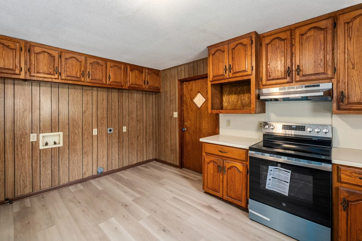 Single Family Residence For Sale in Henderson County , 2105 Lakeview Drive, Mabank, Texas 75156, 2 Bedroom, 2 Bathroom, 2 Garage spaces, 1,280 Sqft, built in 1981, mls#21355435, Real Estate Agent in Mabank, Homes For Sale in Henderson county, Homes For Sale in Mabank, Realtor in Mabank Texas, Real Estate Brokerage Independent Realty Texas, Luminita Cordes Realtor